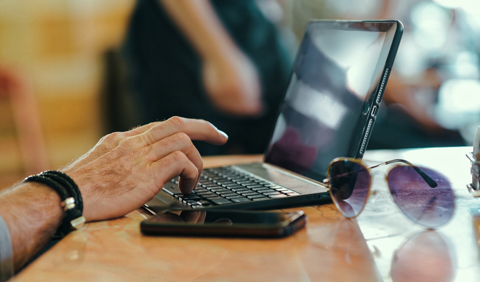 Voor het volgen van online lessen bleek niet elk gezin te beschikken over genoeg laptops (archieffoto Martijn Mastenbroek).