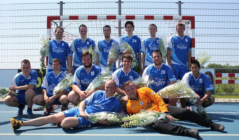 Heren 2 met de kampioensbloemen: aanvoerder Mark Jense, Rutger Sliggers, Tim Koole, Tom Drummen, Gerben Renes, Kevin van der Hoeven, Dion Krempel, Dylan Lorist, Joban van Driel, Leroy Nijhoff, Christian Fortuin, Benjie Luscuere, Richard veldhuis en Mike van 't Hoff (foto: Mieke van Veen)