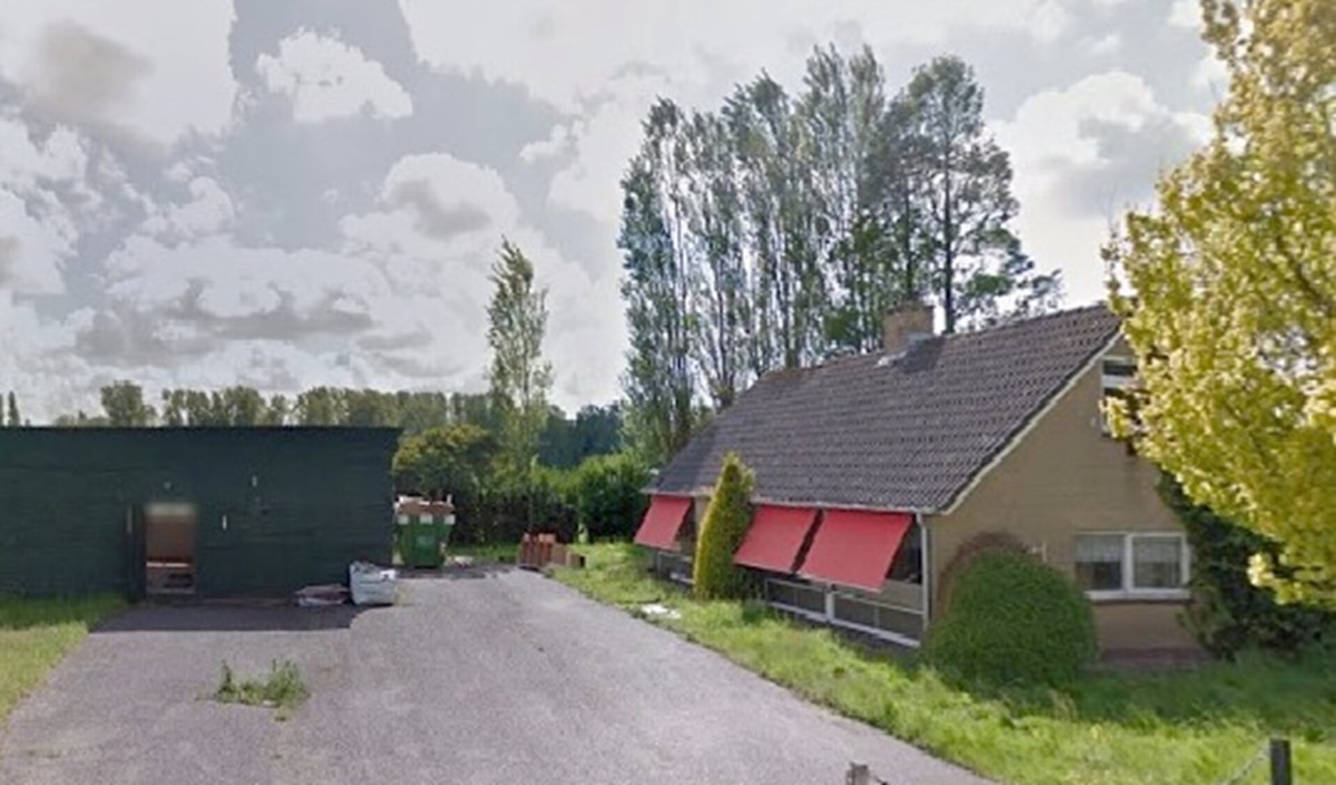 Op betreffende locatie staan momenteel een in verval geraakt woonhuis en een loods (foto: Google Streetview).