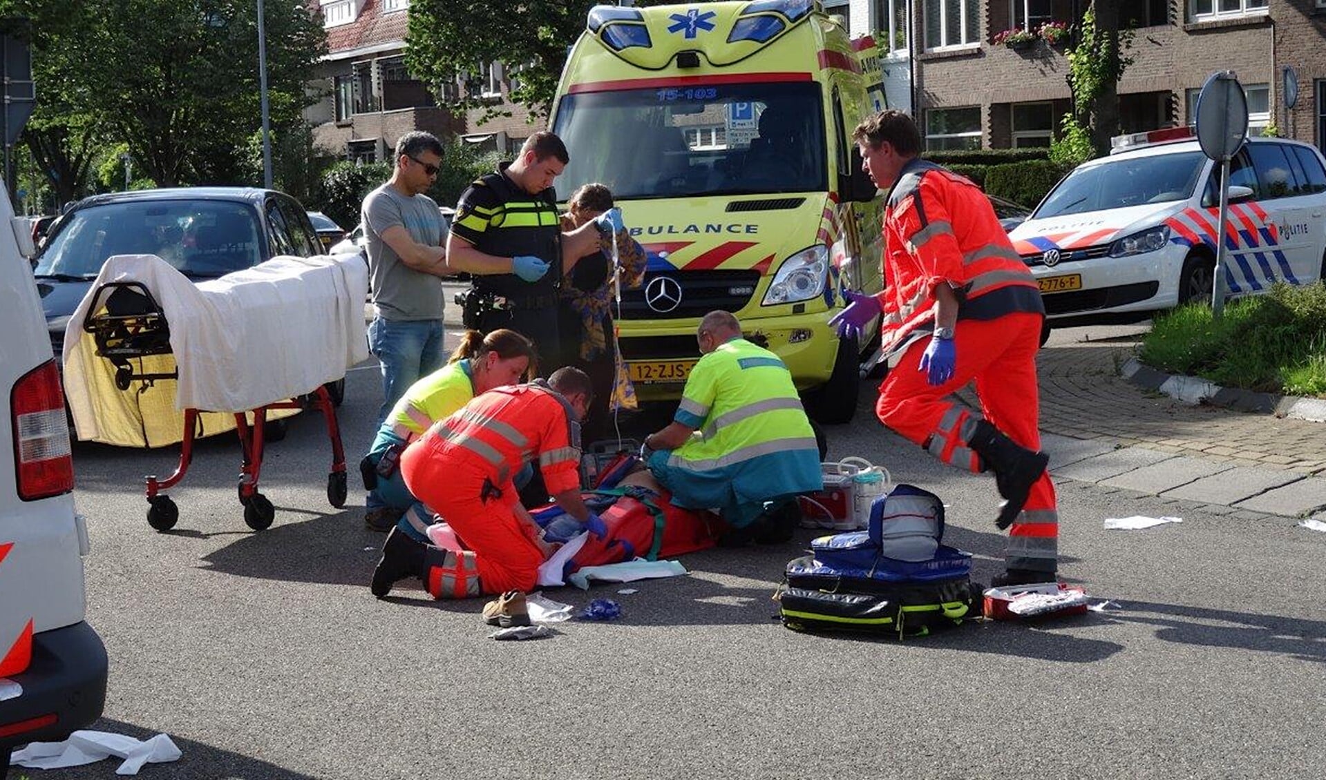 Politie, ambulancepersoneel en het Mobiel Medisch Team bekommeren zich om het slachtoffer (foto/info: Ap de Heus).
