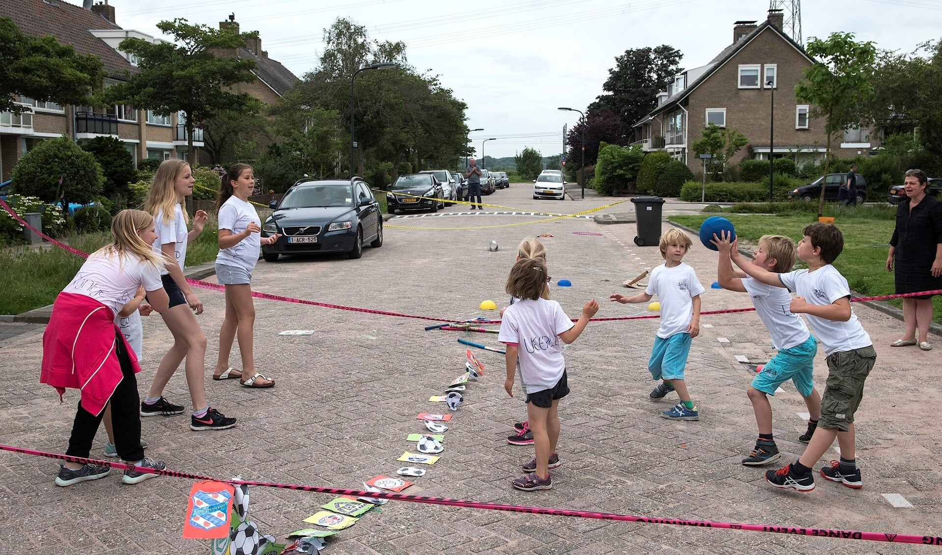 De spelletjes en sporten vonden gewoon plaats op straat in de wijk (foto: Michel Groen).