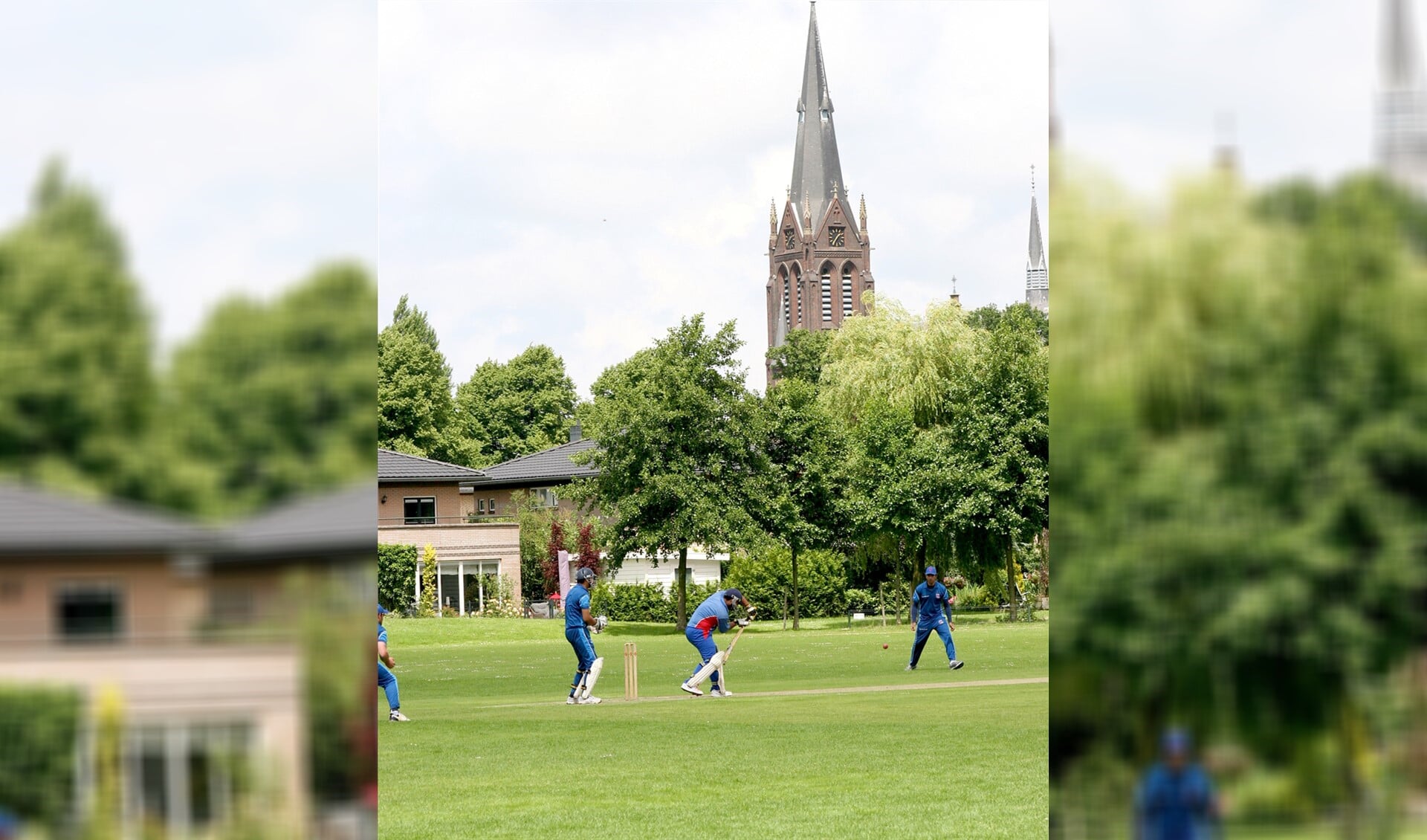 Spelmoment uit een van de wedstrijden van Voorburg Cricket Club met de St. Martinuskerk op de achtergrond (foto: PR).