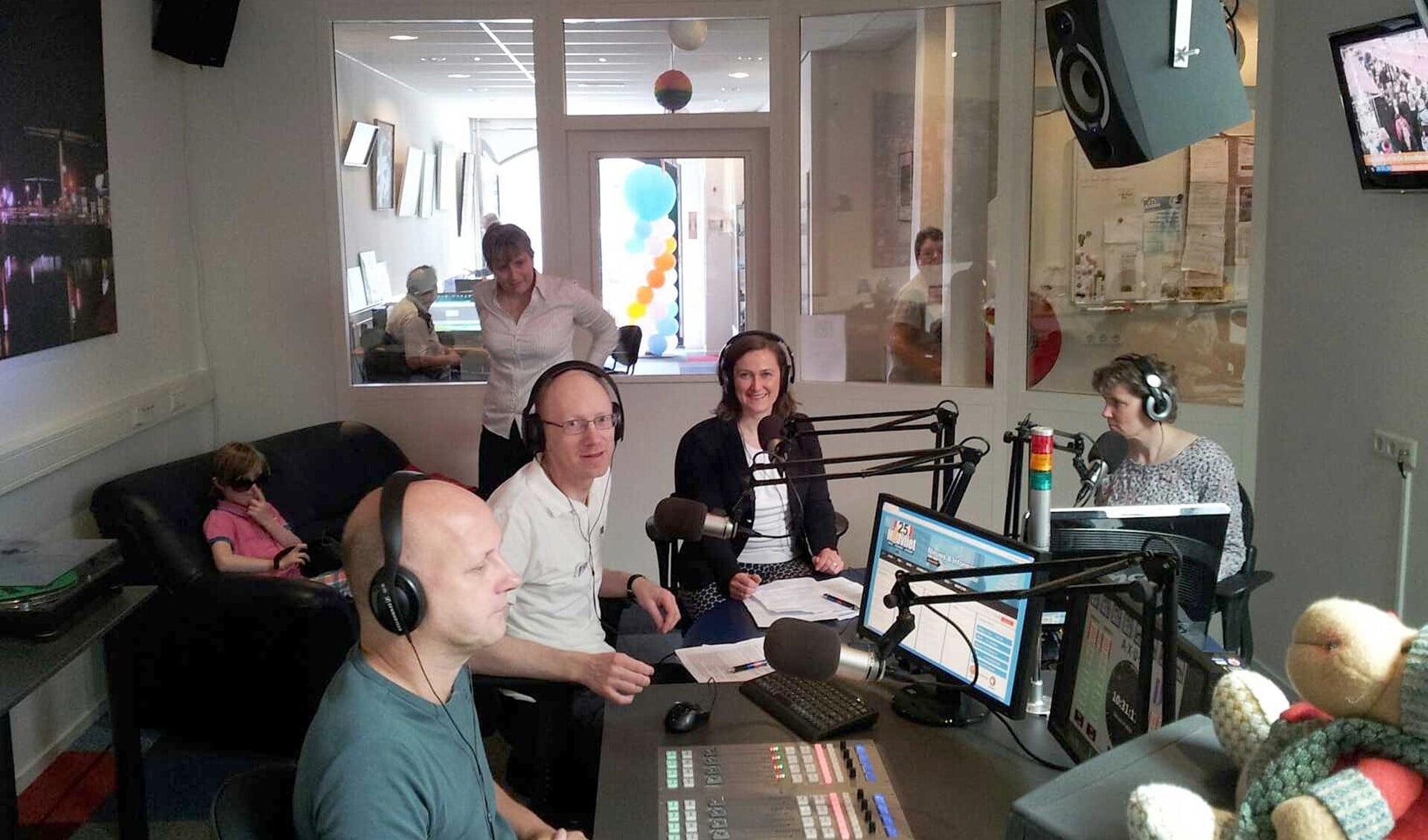 Gezellige open dag in de studio van Midvliet FM en TV aan de Damlaan in Leidschendam (foto: PR).
