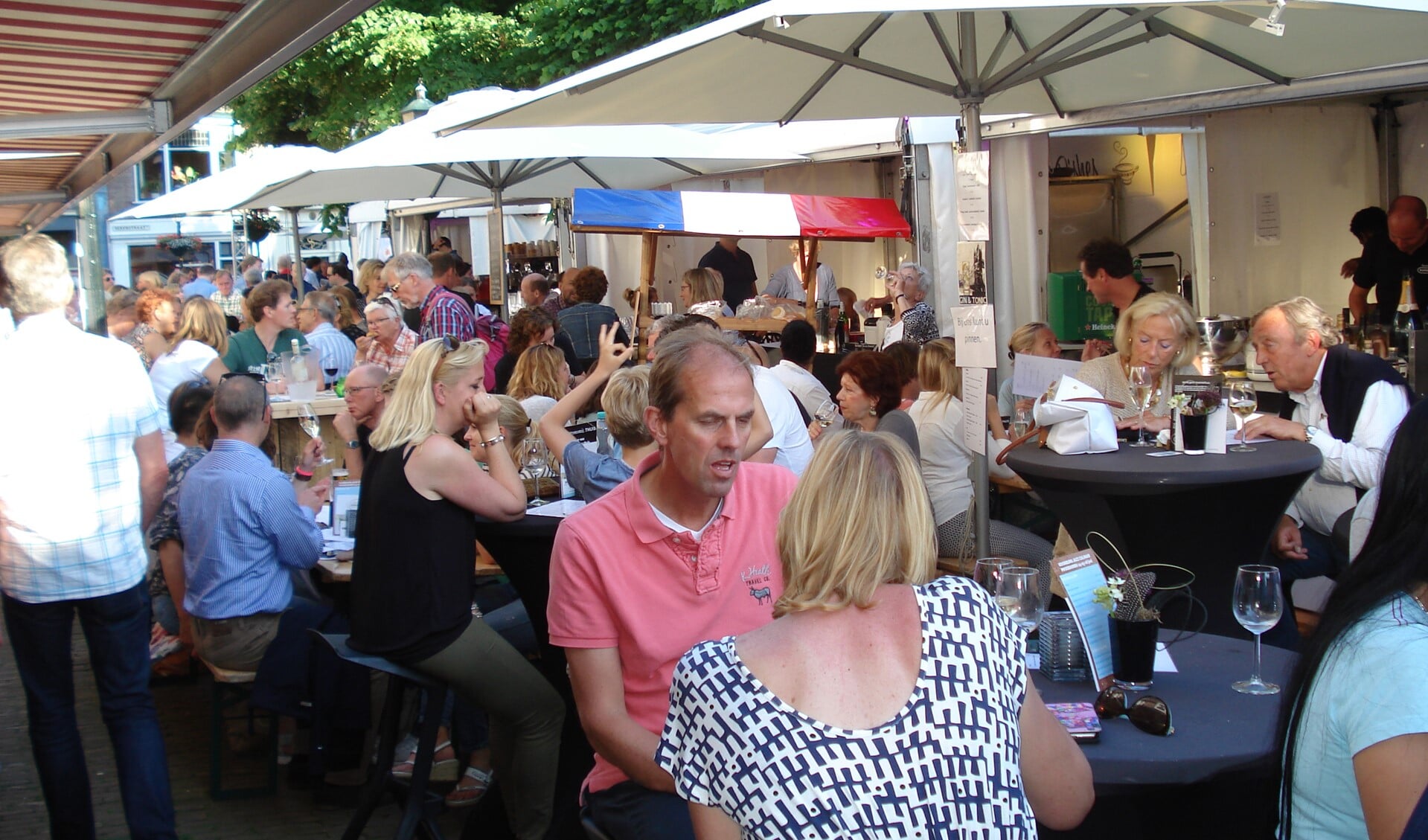 Gezellige drukte tijdens Voorburg Jazz  Culinair in de Van Schagenstraat (foto's: Naomi Defoer).