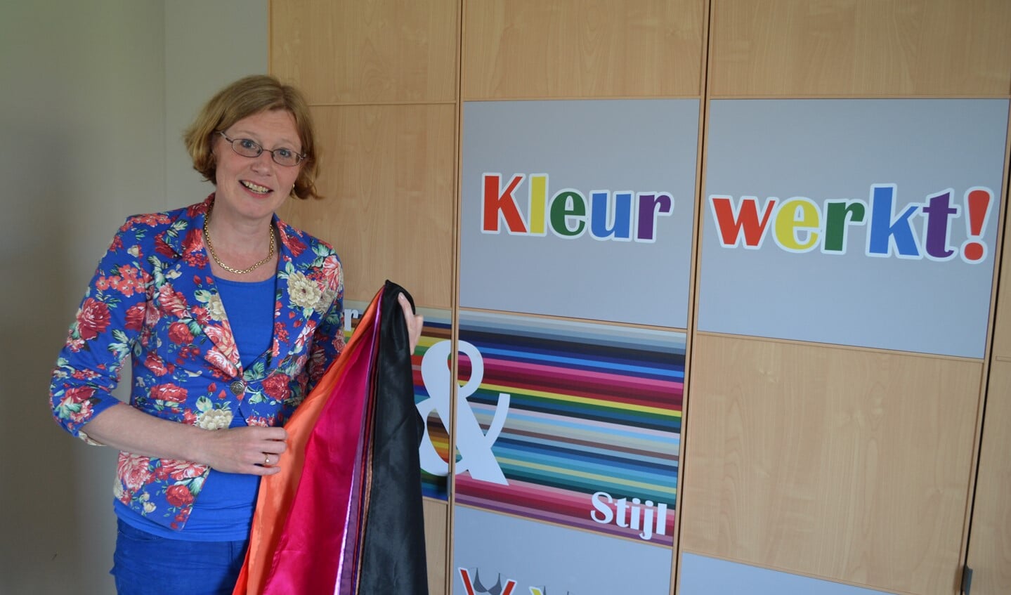 Marion van Oostrum maakt bij het bepalen van het kleuradvies gebruik van gekleurde doeken (foto: Inge Koot).