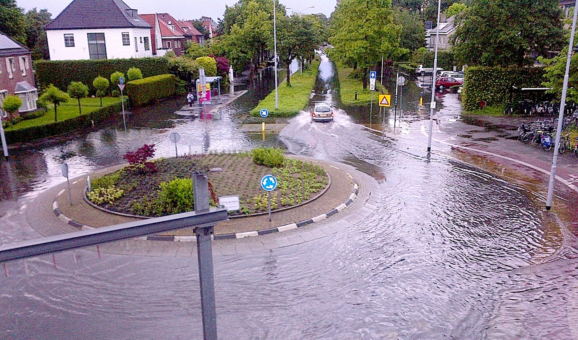 Wateroverlast op het Oosteinde in Voorburg door overvloedige regenval (archieffoto: Huib van der Stadt).