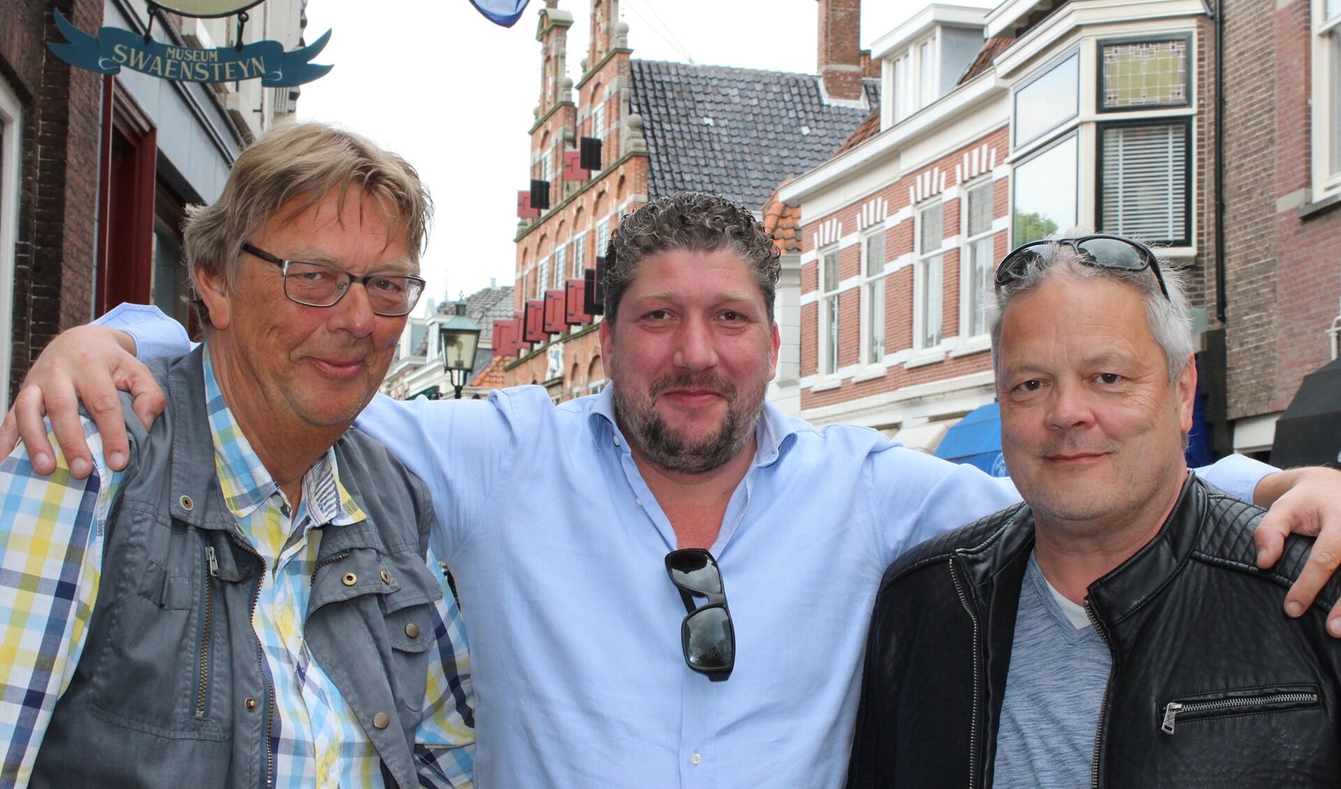 De organisatie van Voorburg Jazz Culinair (v.l.n.r.): Paul Beijerling (tevens presentator, Martijn Schuring en Robbert Reijenga in de Herenstraat (foto: Dick Janssen).