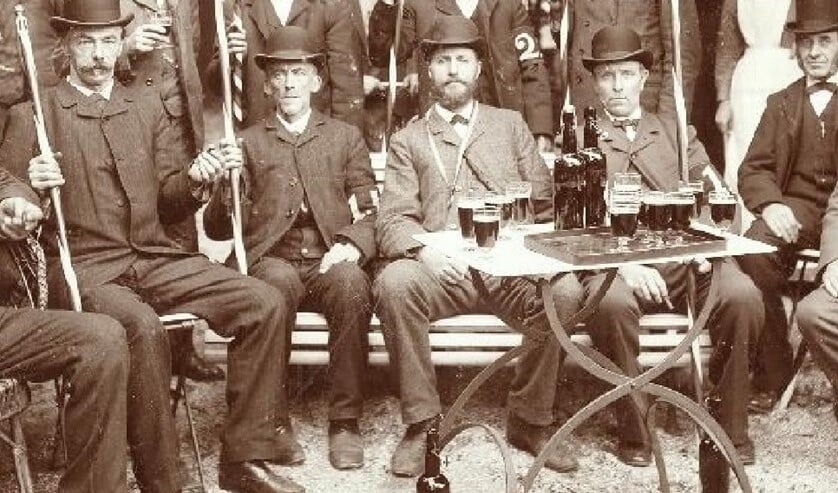 Michiel Antonie de Zwart (midden met baard) stond zijn vader bij in zijn werkzaamheden (archieffoto anno 1900).