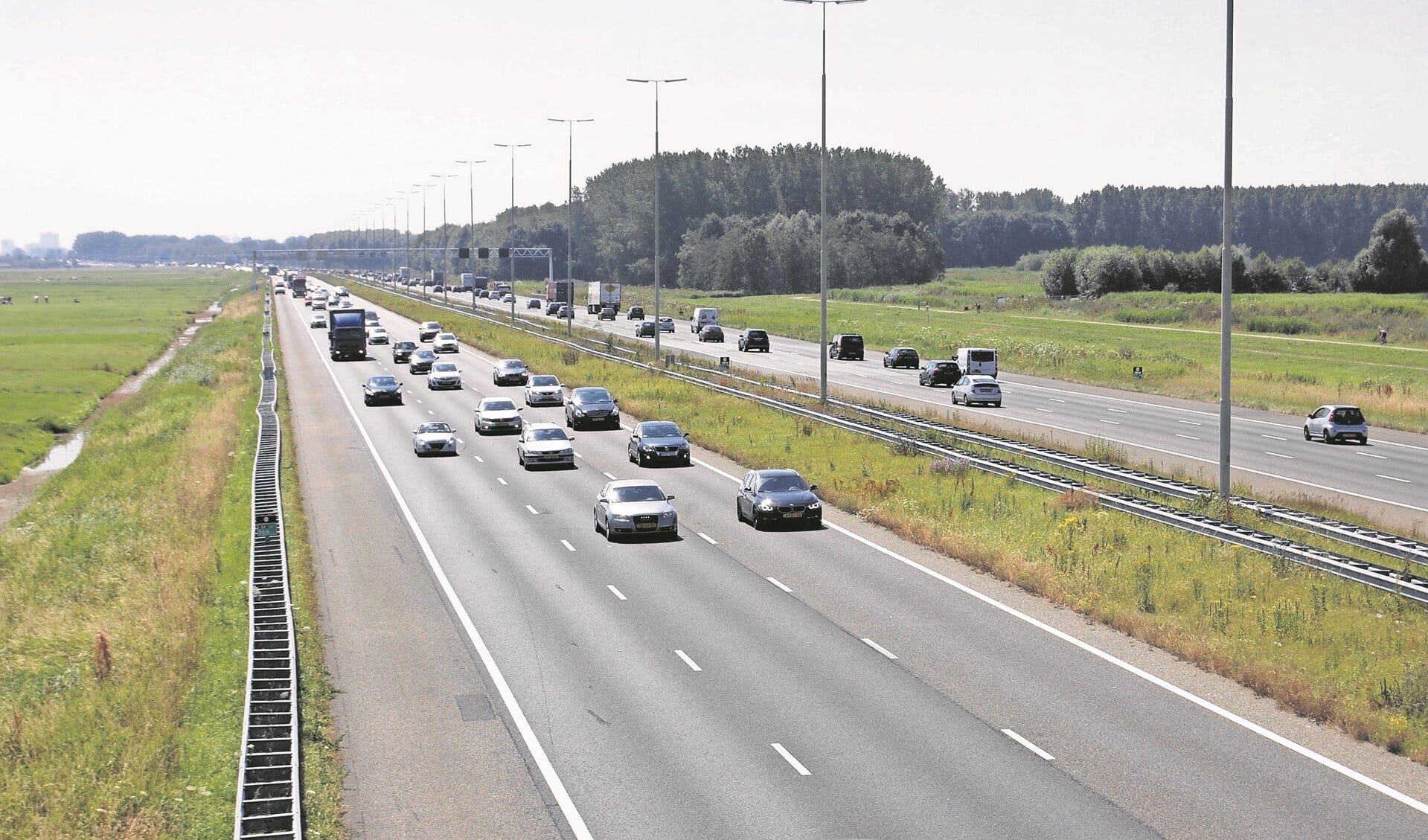Het Haagse college van B&w meent dat voor de komende jaren al voldoende maatregelen gepland staan om de doorstroming van het verkeer op de A4 te waarborgen (archieffoto DJ).