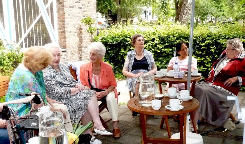 <p>De Kruisheuvelkerk organiseerde in het verleden ook wel eens een zomerterras (archieffoto).</p>