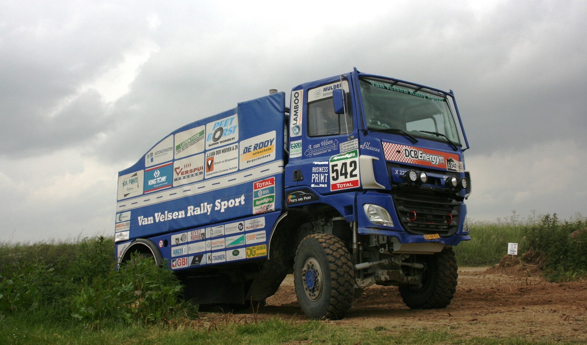 De Stompwijkse racetruck ('het blauwe schatje') tijdens de Dutch Dakar Experience 2016 in Maurik (foto: Van Velsen Rally Sport).
