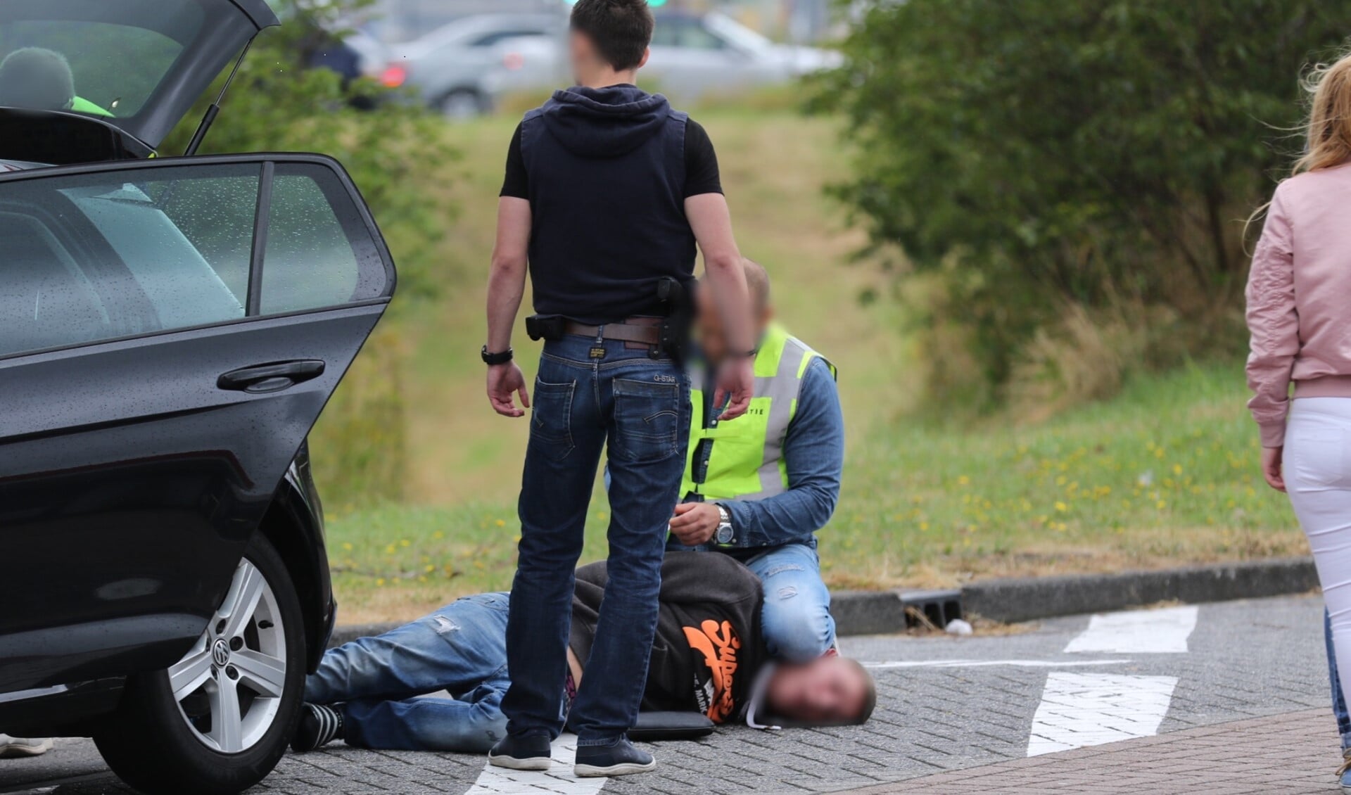 De agressieve omstander werd aangehouden, waarbij hij veel verzet pleegde (foto: Sander Paardekooper / info: Regio15.nl).