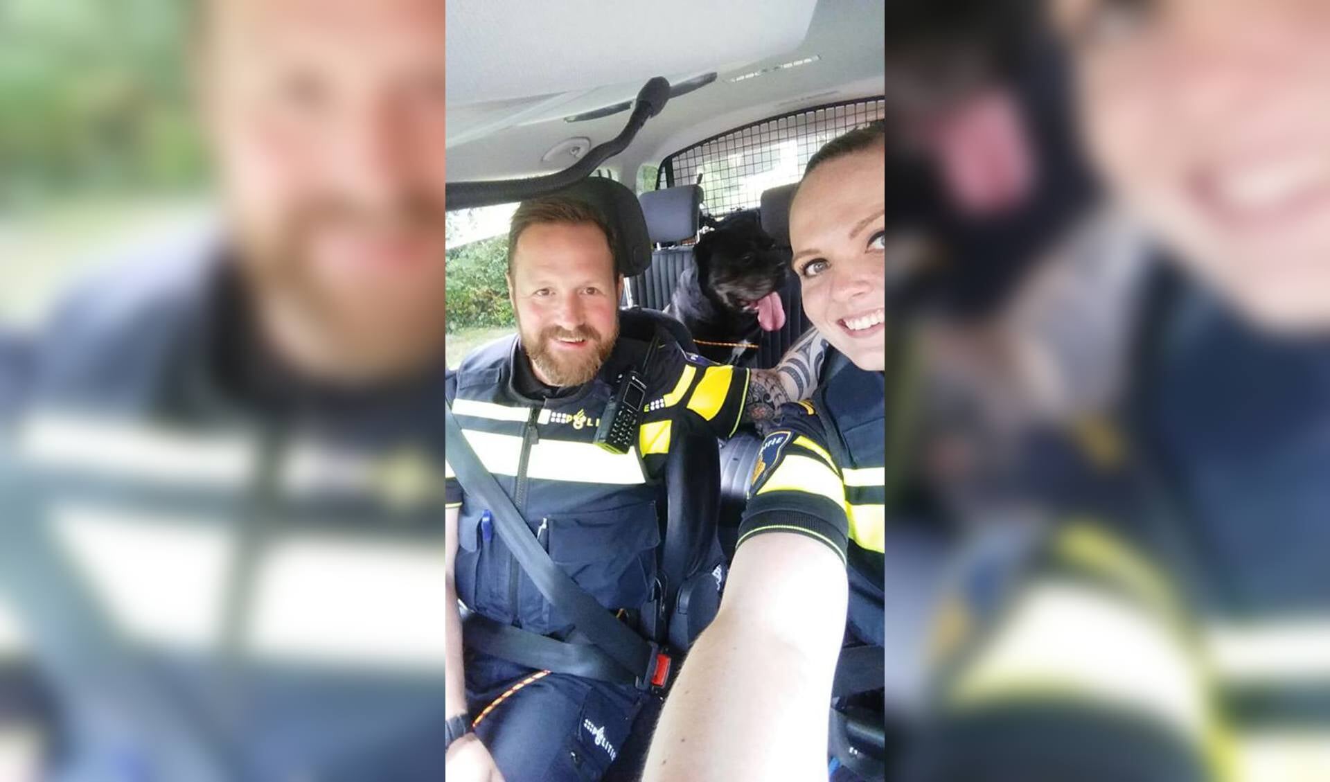 De agenten met de hond achterin (foto: Politie Leidschendam-Voorburg).