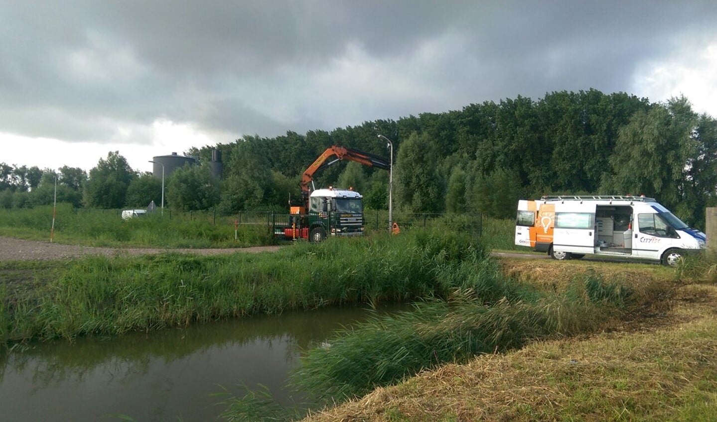 De lantaarnpalen worden weggehaald bij de beoogde helihaven.