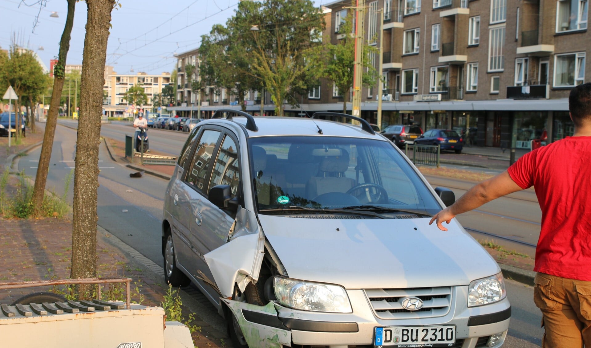 De auto raakte flink beschadigd na de aanrijding met een hek langs de trambaan (foto: Ivar Gieles).