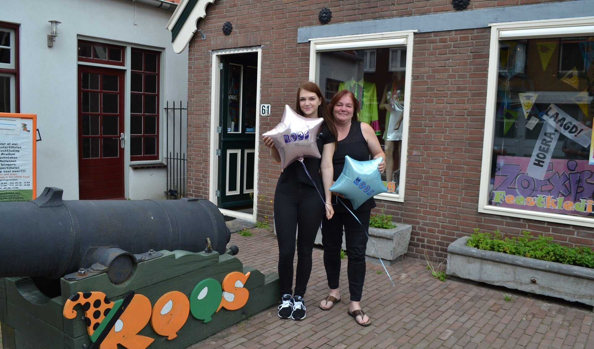 Marja samen met haar dochter Robin voor de gezellige feestwinkel in de Venestraat in Leidschendam (foto: Inge Koot).