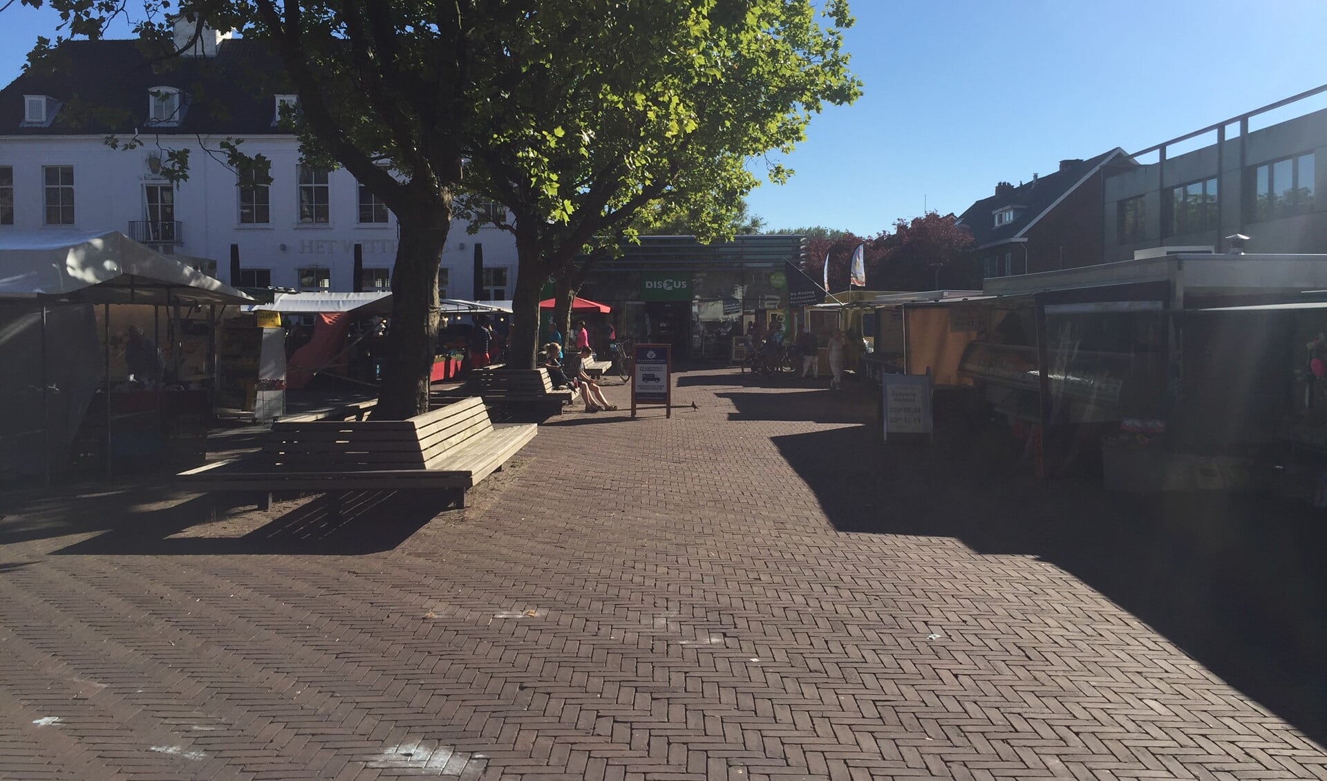 De markt in Pijnacker ontwaakte vandaag in de volle zon. Foto: Martijn Mastenbroek