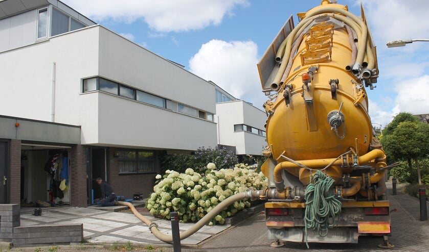 Bewoners van een aantal huizen in De Rietvink laten hun kruipruimte ophogen met zand, zoals hier aan 't Breede Weer (archieffoto: Dick Janssen).