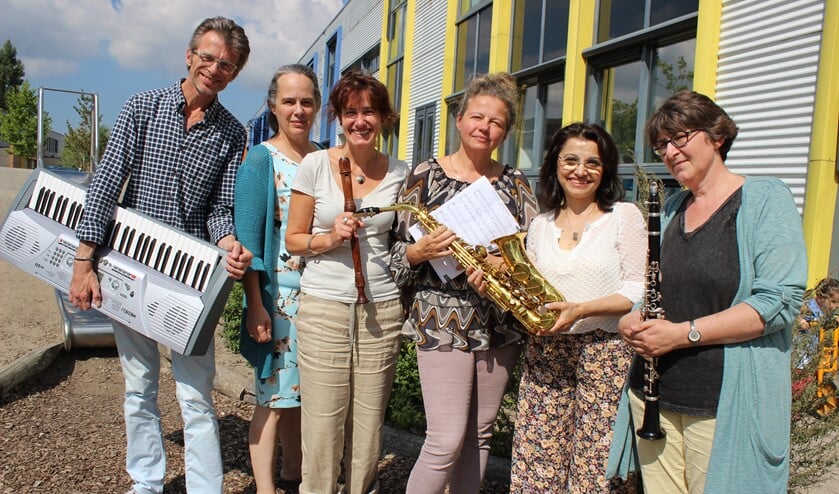 Docenten van muziekschool Pijnacker geven leerlingen én leerkrachten van basisschool de Triangel muziekles.