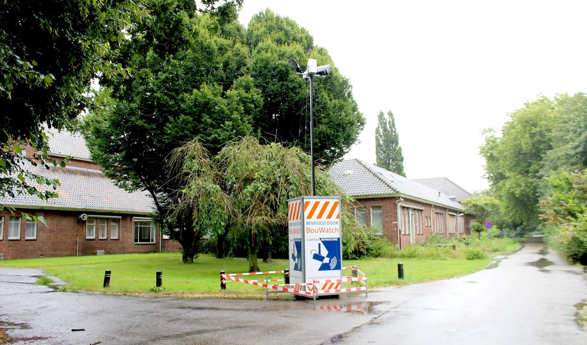 Een mast met een bewakingscamera bij de gebouwen op het terrein van Schakenbosch (foto: DJ).