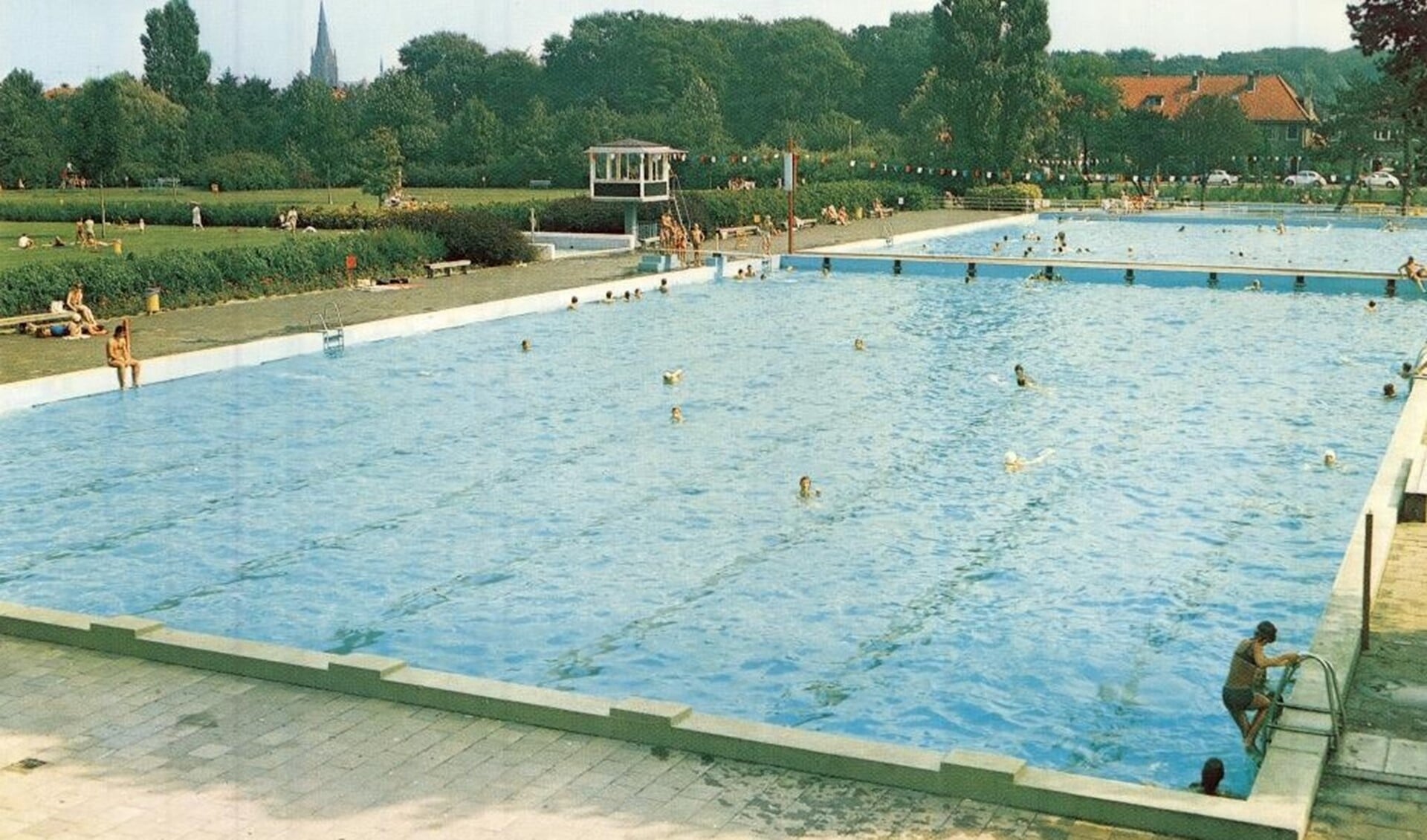 Het buitenbad de Vliegermolen ca 1972 (archieffoto).