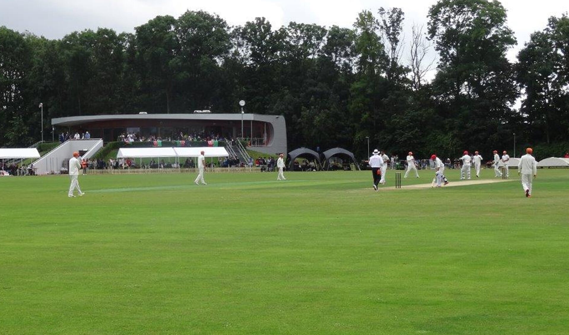 Het hoofdveld van de Voorburg Cricket Club tijdens een wedstrijd (foto: VCC).