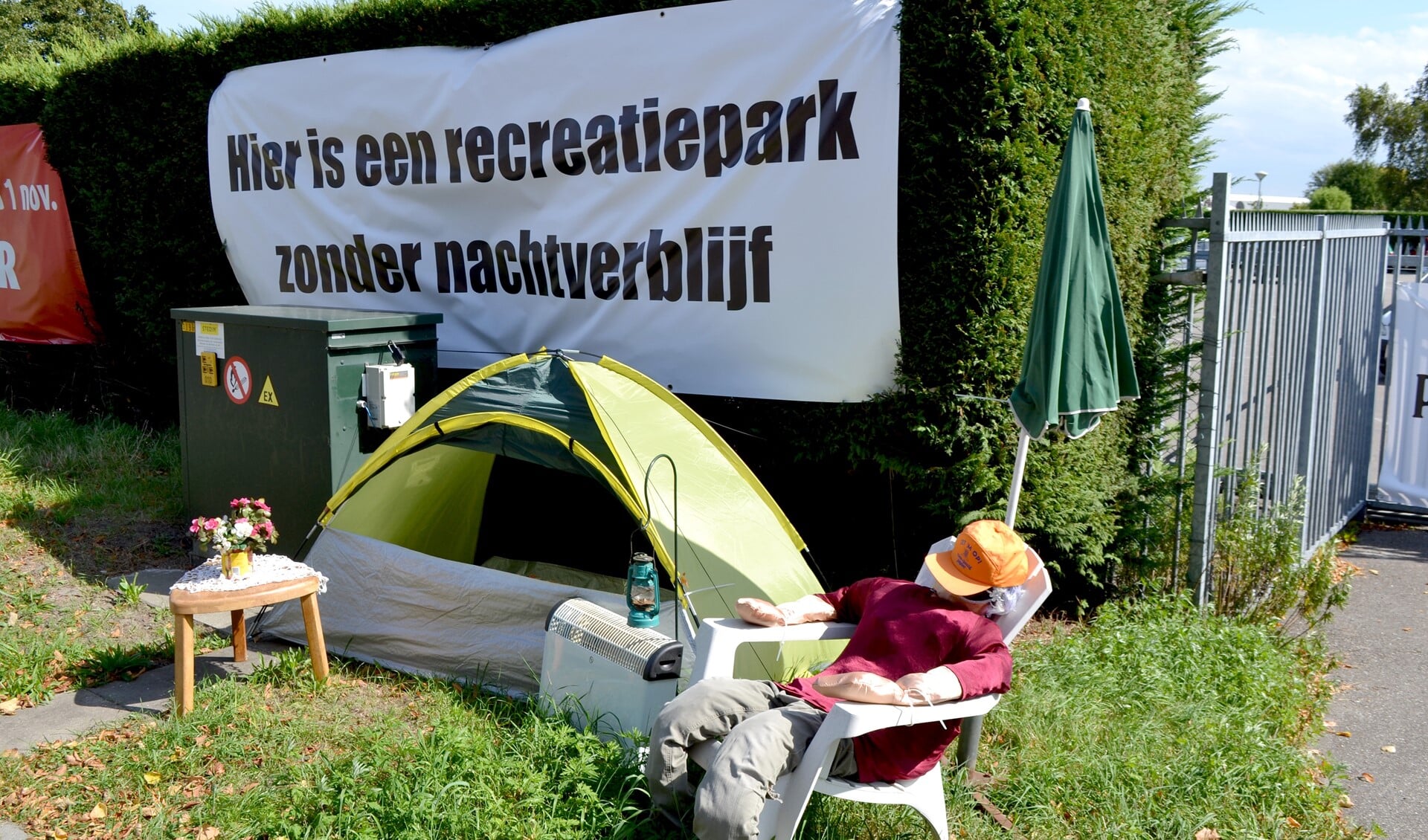 De entree van park Rijn-Schie hangt vol met spandoeken. De bewoners protesteren massaal tegen het besluit van de gemeente Den Haag (foto: Inge Koot).