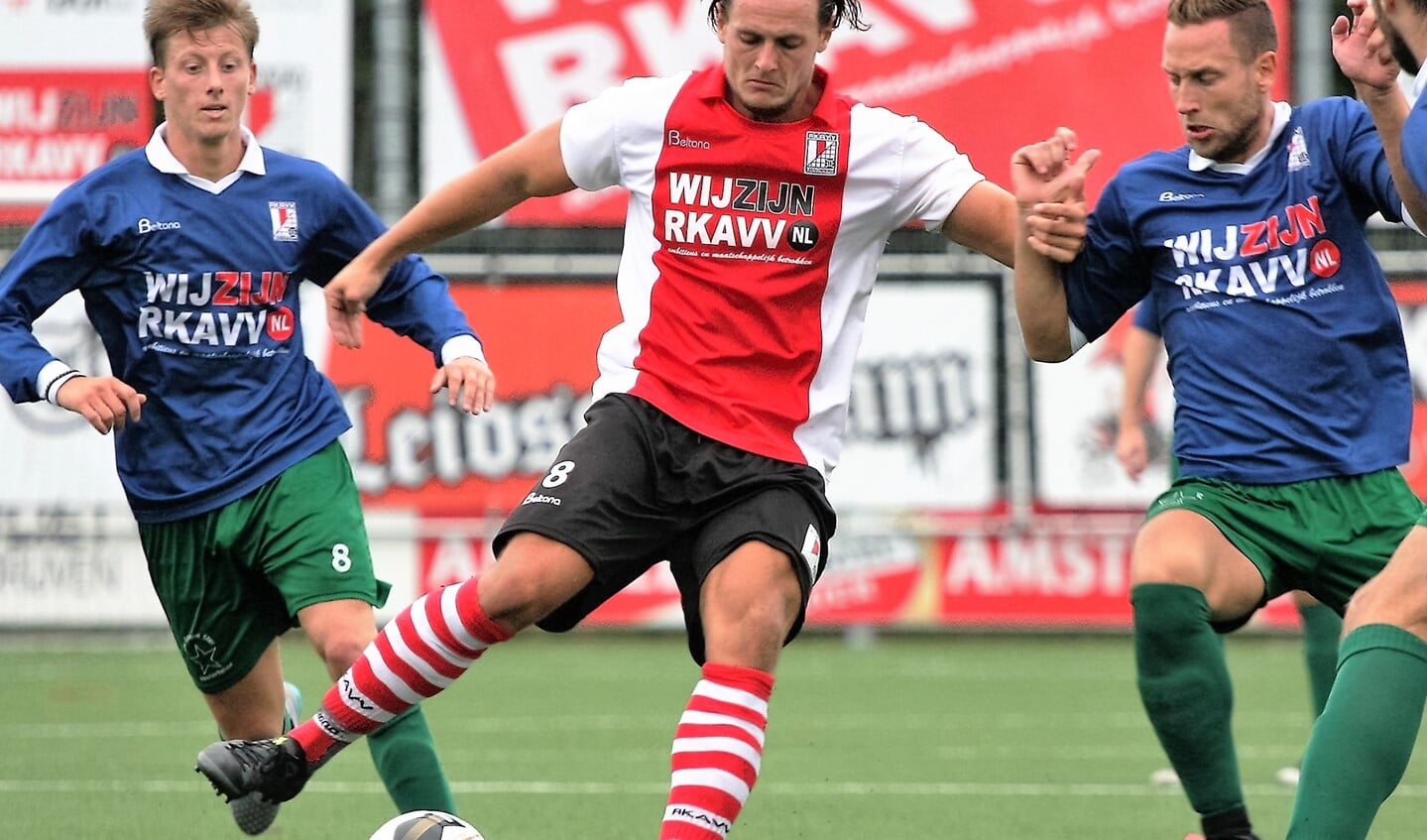 RKAVV-middenvelder Robin Steffens lijkt wel tegen medespelers te voetballen (foto: AW).