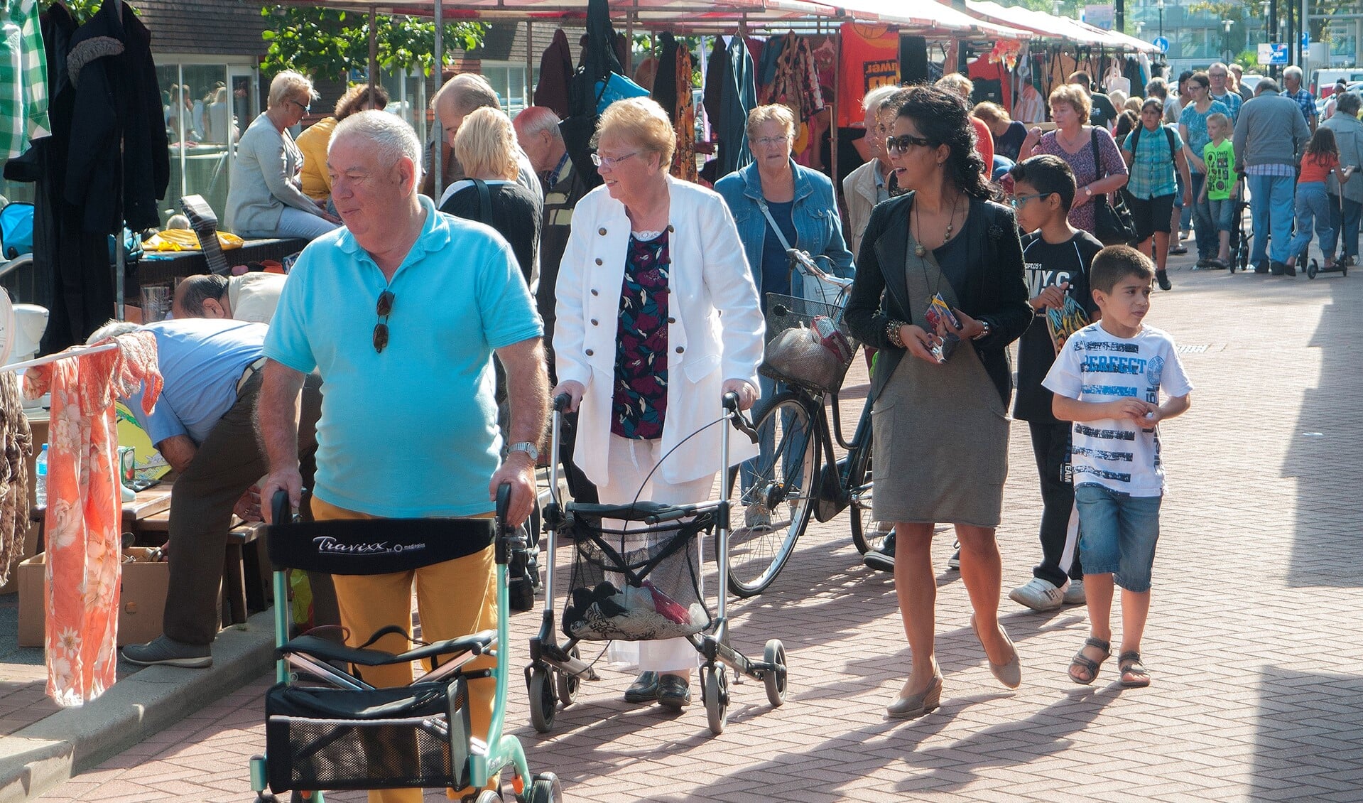 Gezellige rommelmarkt op de Prins Frederiklaan in Leidschendam (foto: Michel Groen).