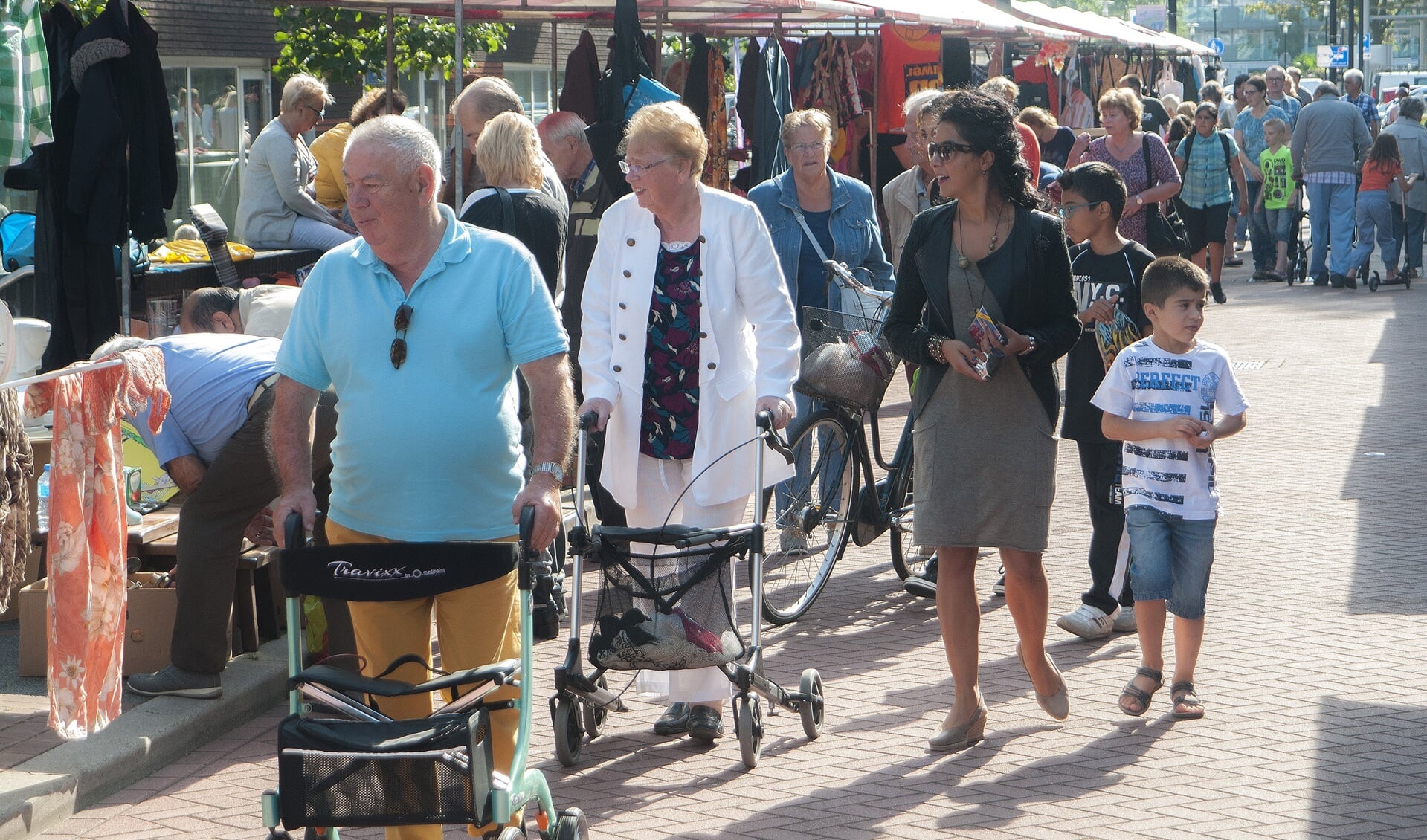 Gezellige rommelmarkt op Burdendag op de Prins Frederiklaan in Leidschendam (archieffoto: Michel Groen).