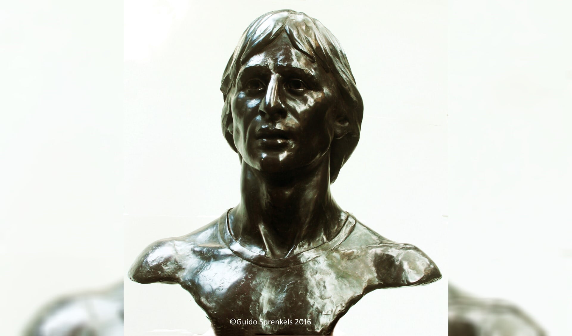 Een gedeelte van het borstbeeld van Johan Cruijff, gemaakt door beeldhouwer Guido Sprenkels.