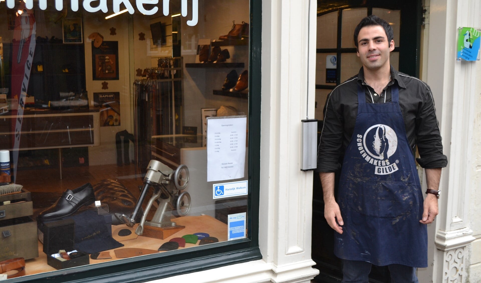 Bij de vriendelijke Hossein Rezaei is de klant aan het goede adres voor het vakkundig repareren van schoenen (foto: Inge Koot).