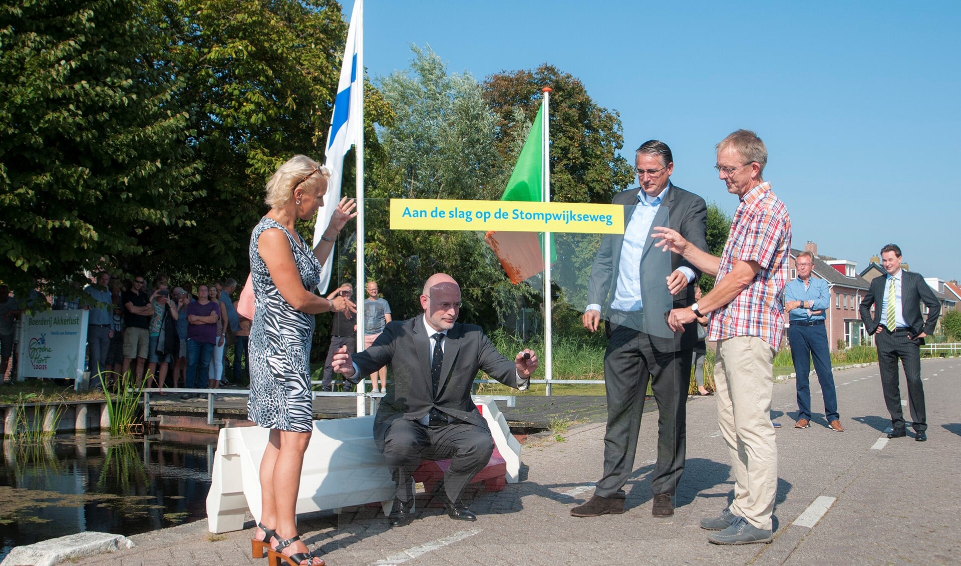 Wethouder Rozenberg tekent symbolisch de aannemingsovereenkomst. (Foto: Michel Groen)