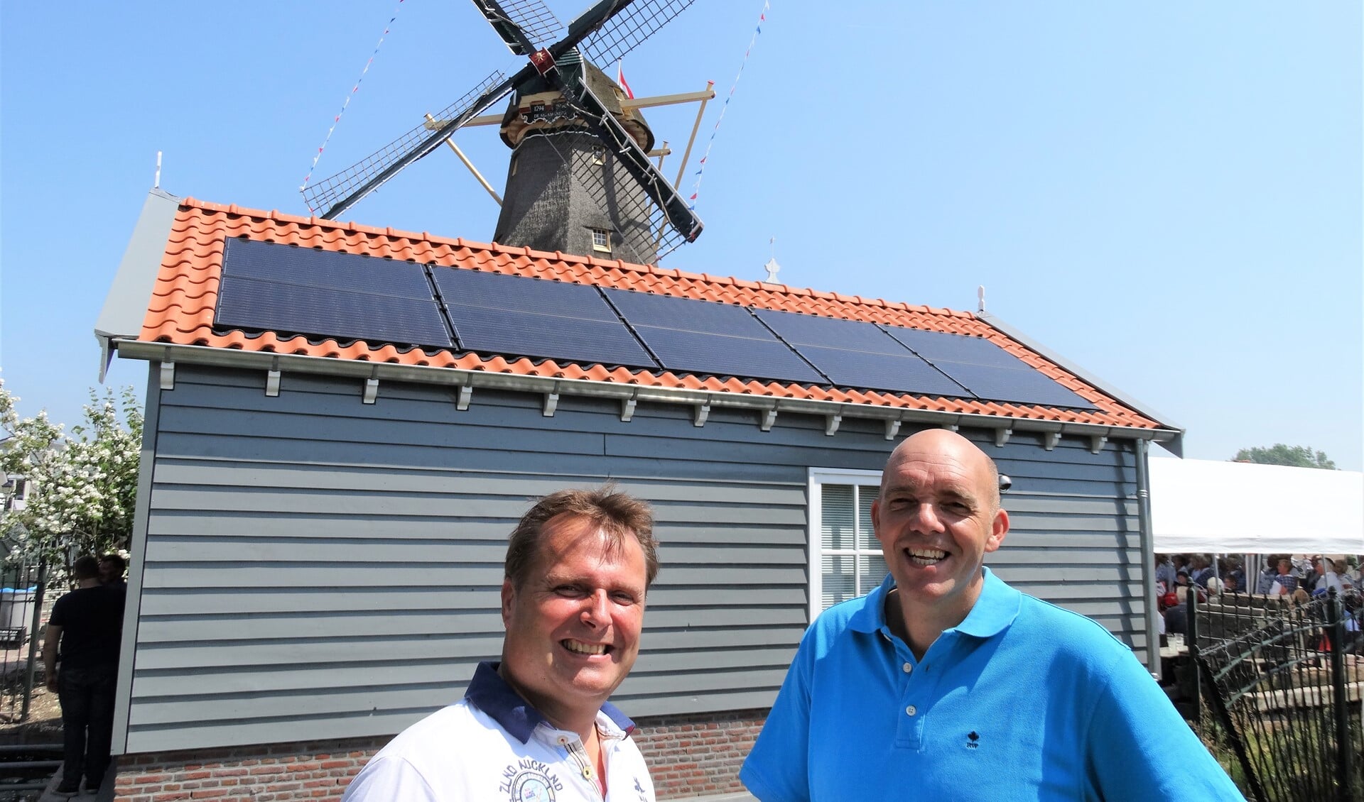Rob van der Hulst en Mark Pellemans van Opgewekt hebben de zonnepanelen op het dak van het educatief centrum bij de Houtzaagmolen de Salamander geïnstalleerd (foto: PR).