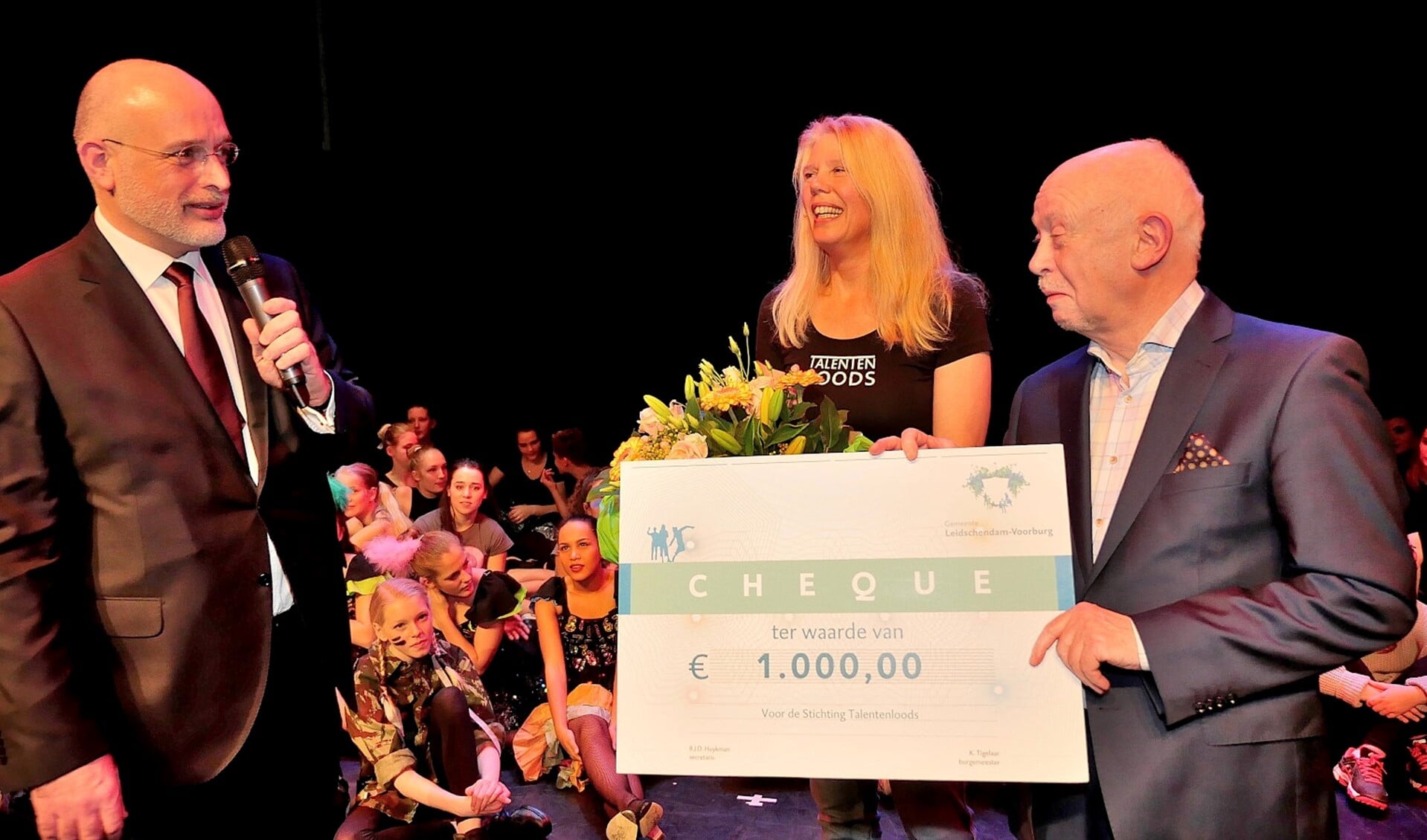Wethouder Rozenberg overhandigt cheque aan Talentenloods, voorzitter Paul de Beer en coördinator/presentator Angelique Schipper (foto: Ot Douwes).