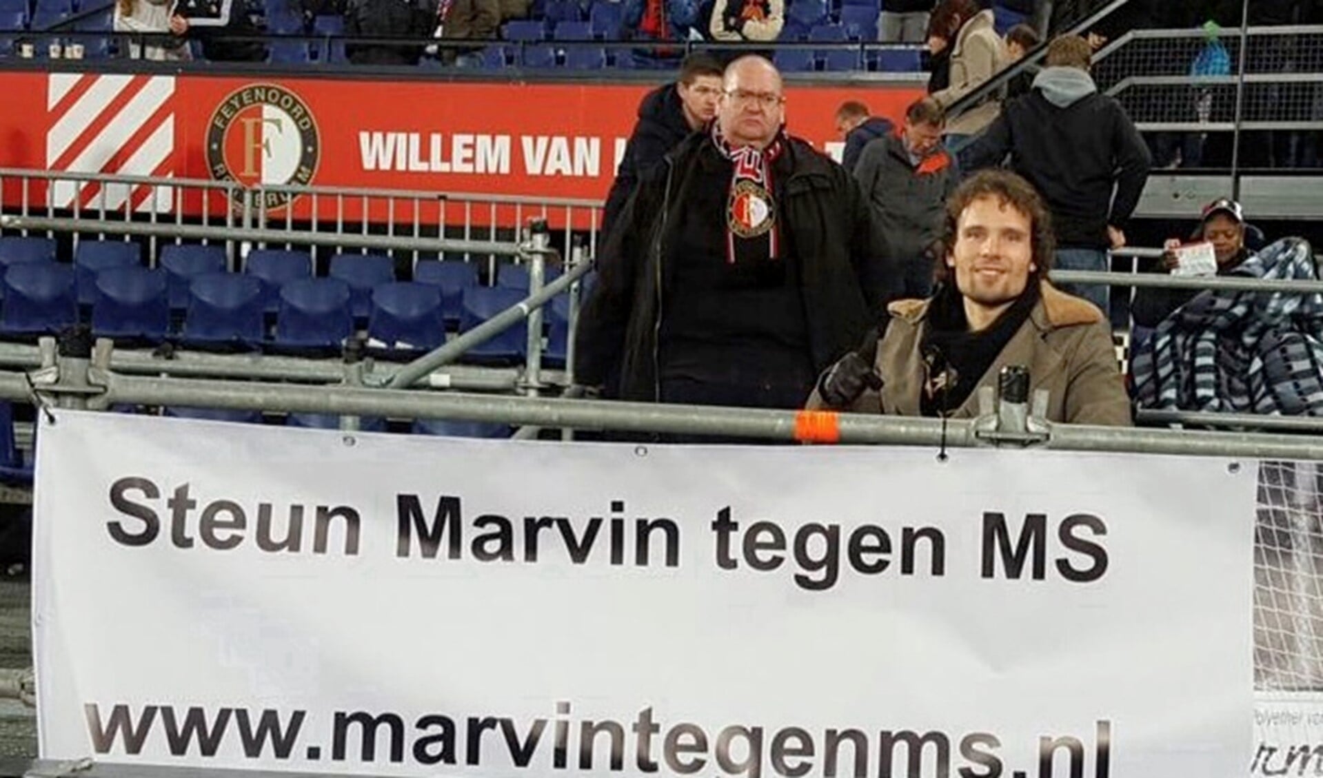 Marvin Pienemann met zijn spandoek in Feyenoord-stadion De Kuip (foto: facebook).