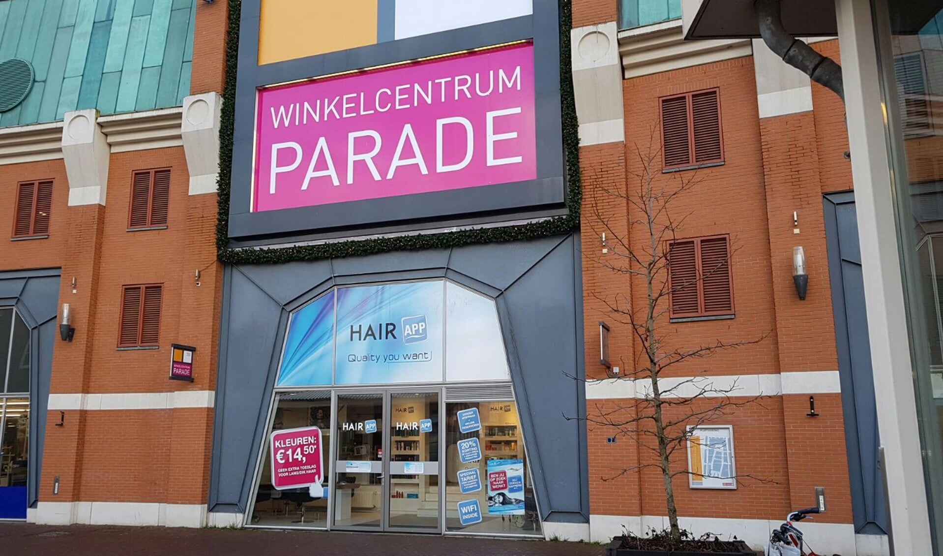 De salon is te vinden bij de entree van winkelcentrum Parade.