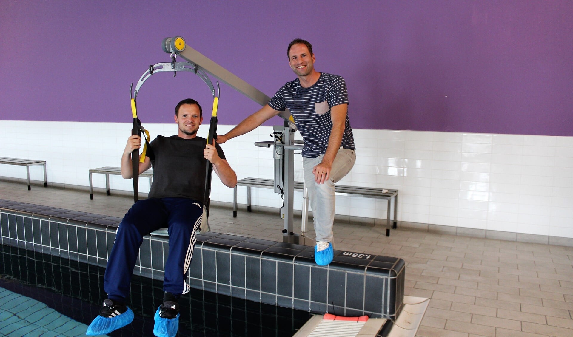 Clubmanager Jeroen Zoutendijk (r.) en sportinstructeur Wesley testen de nieuwe mobiele tillift in het zwembad van Active Health Center.