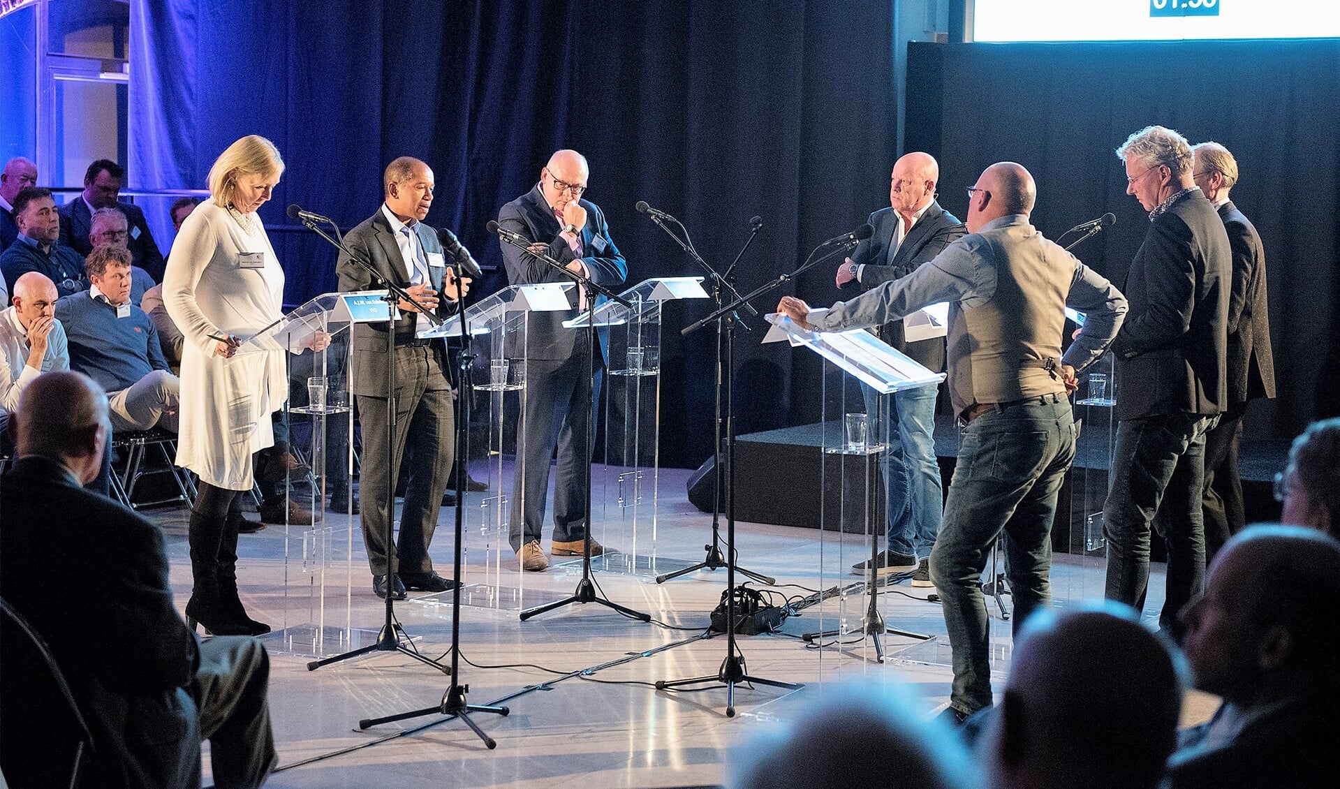 Het Politiek Sportcafé onder leiding van Frits Wester was het eerste debat in aanloop naar de gemeenteraadsverkiezingen van maart volgend jaar (tekst: Inge Koot; foto: Michel Groen).