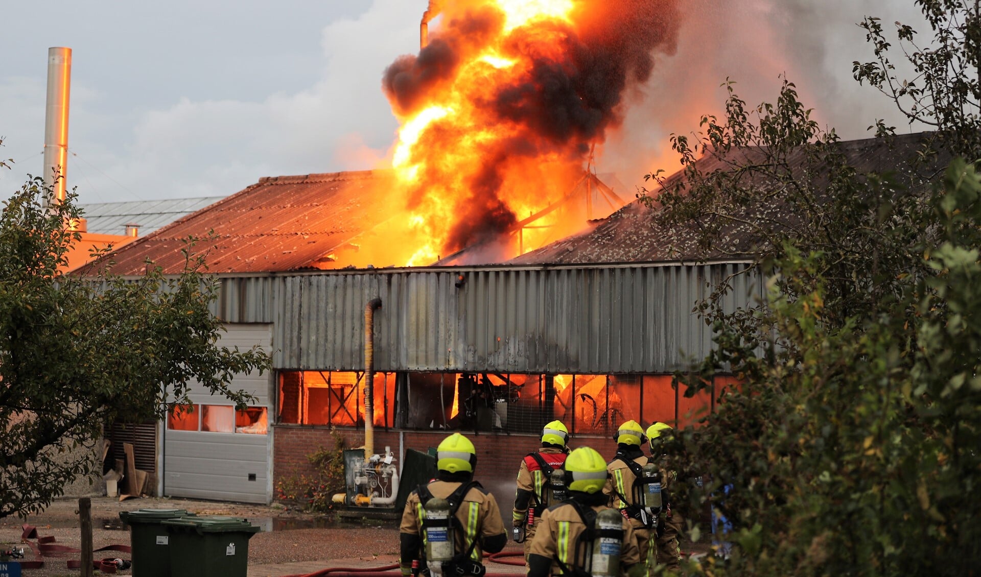 Grote uitslaande brand in de kwekerij te Stompwijk (foto: Rene Hendriks/Regio15.nl).