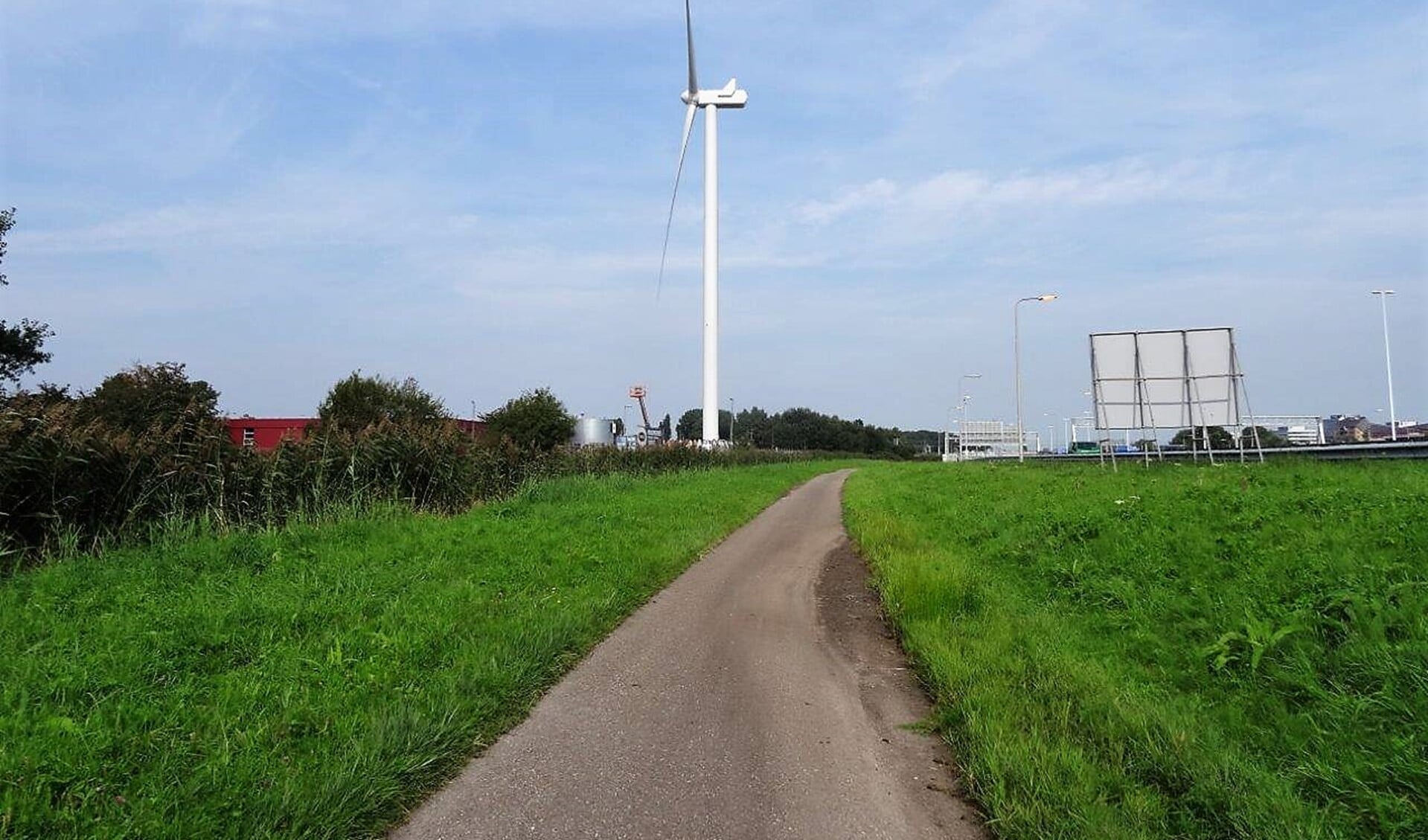 De windturbine, gezien vanaf de rijksweg. Rijkswaterstaat moet er nog een vergunning voor afgeven (foto: Ap de Heus).
