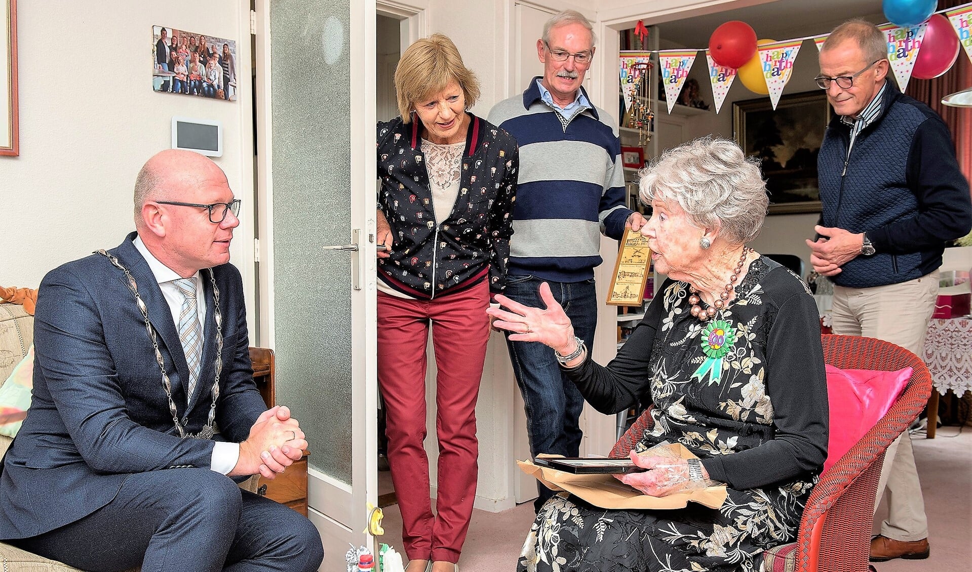 Namens de gemeente kwam burgemeester Klaas Tigelaar de 100-jarige feliciteren (foto: Michel Groen).