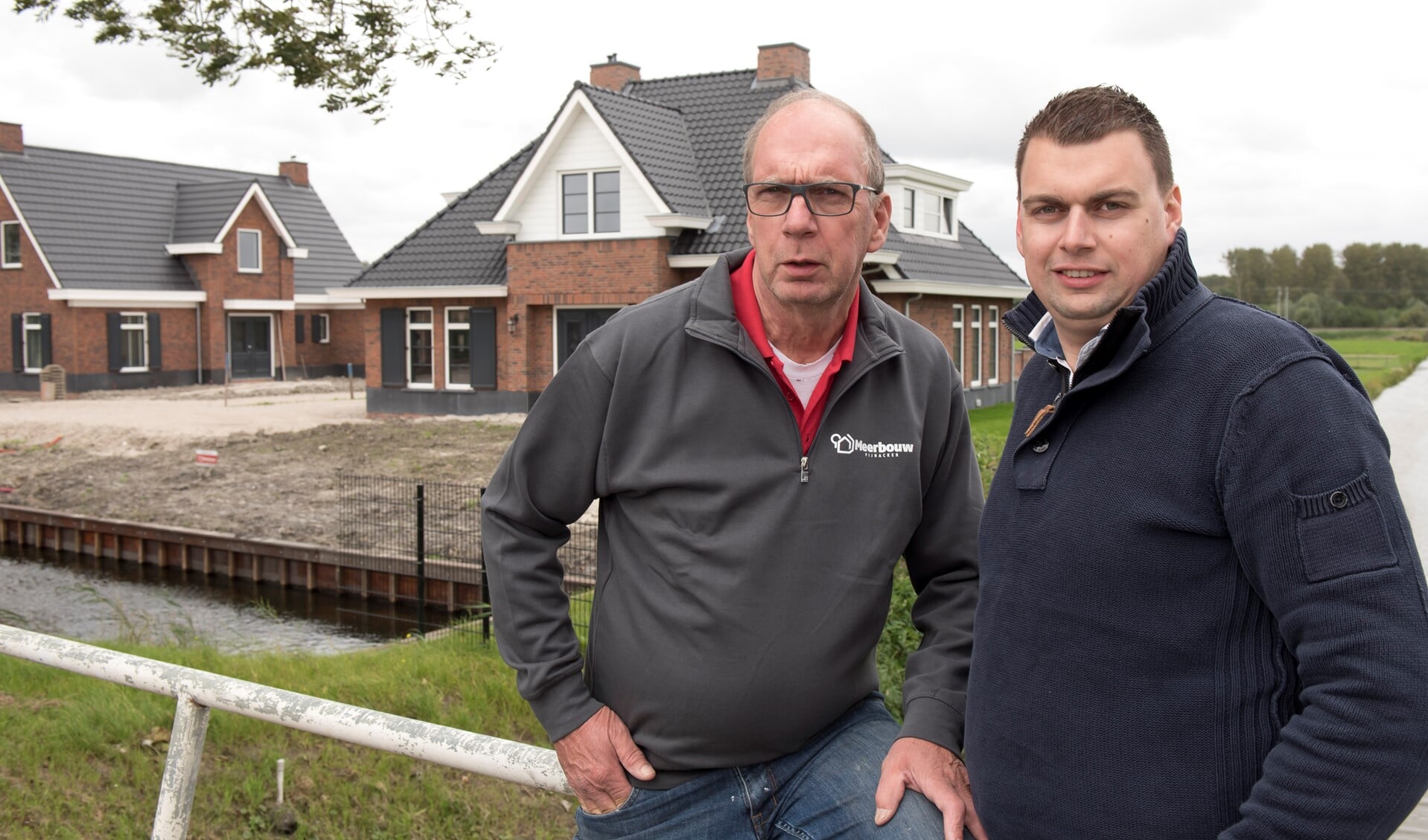 Rinus en Frank van der Meer voor een prachtige huizen die door Meerbouw Pijnacker zijn gebouwd. Foto: Cok van den Berg