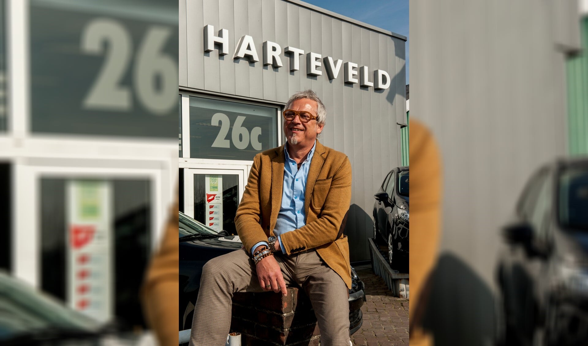 Leo Harteveld buiten in het zonnetje voor zijn nieuwe pand aan de Delftsestraatweg.