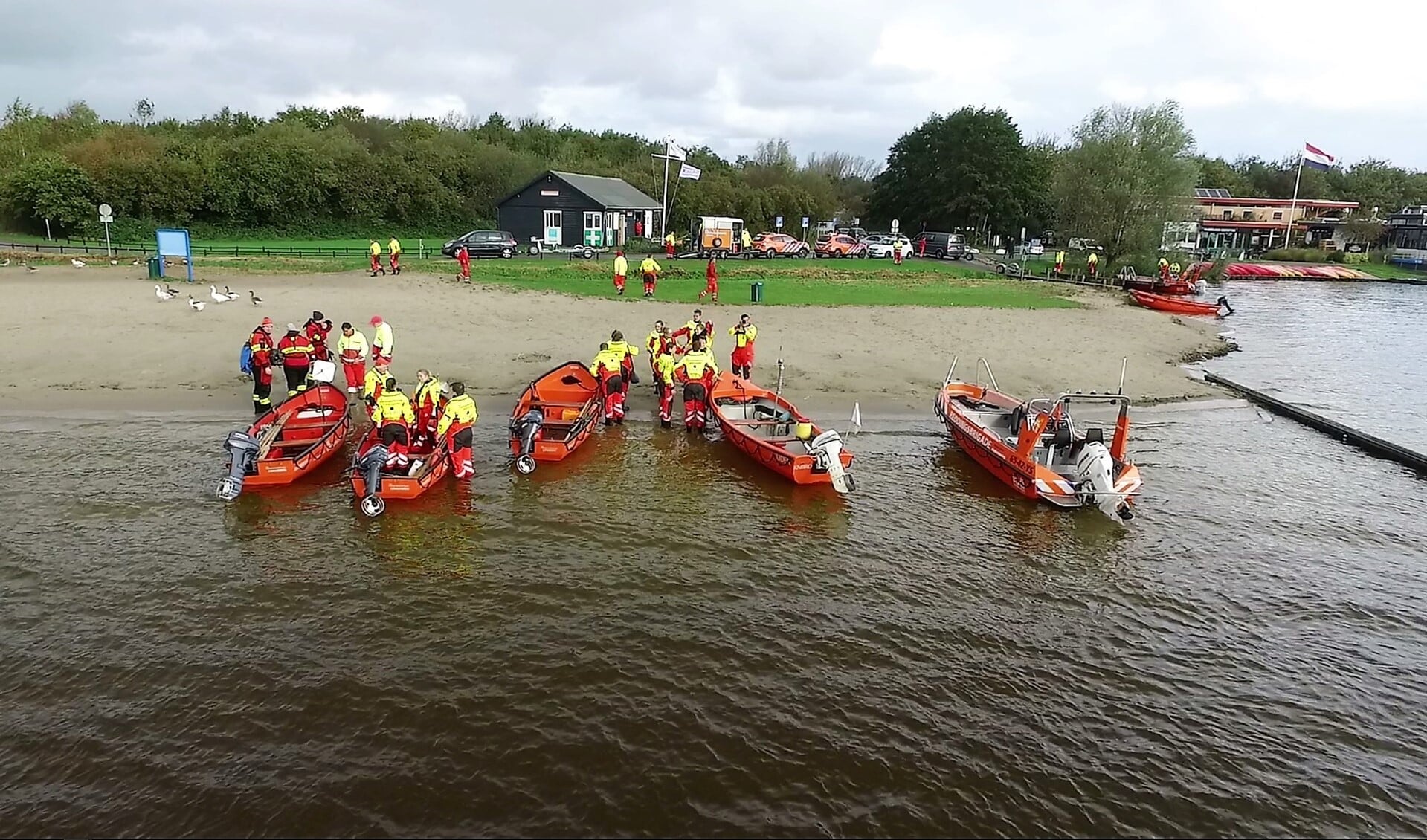 De redders werden op Vlietland begeleid door de boten van Reddingsbrigade Leidschendam (foto: pr).