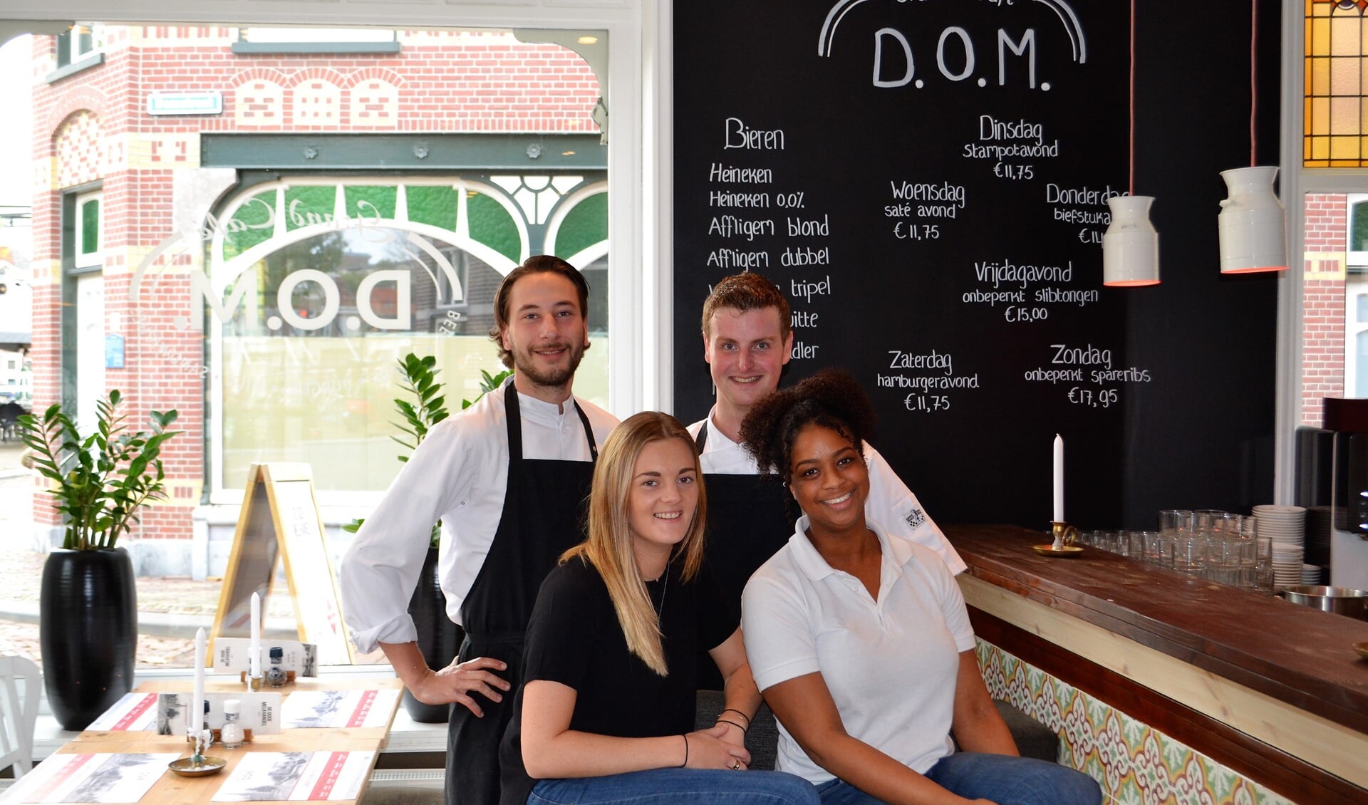 De nieuwe crew van Grand Cafe D.O.M.: Neils Groenendijk, Kimberley Koenraads, Leon van Noort en Geniva dos Santos (foto: Inge Koot).