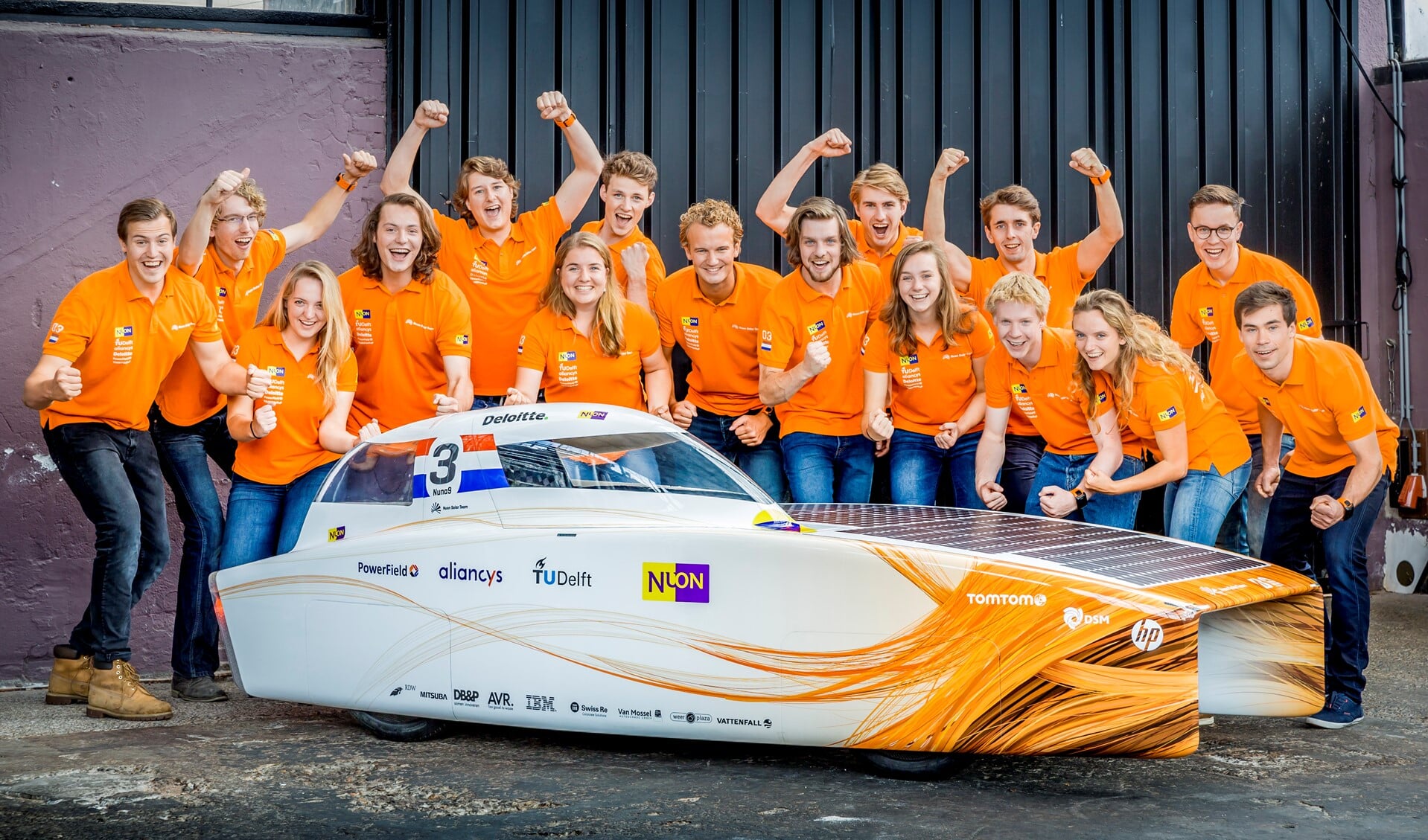 Het Nuon Solar Team met Nuna 9. In het midden de Voorburgse teamcaptain Sander Koot (foto: Jorrit Lousberg).