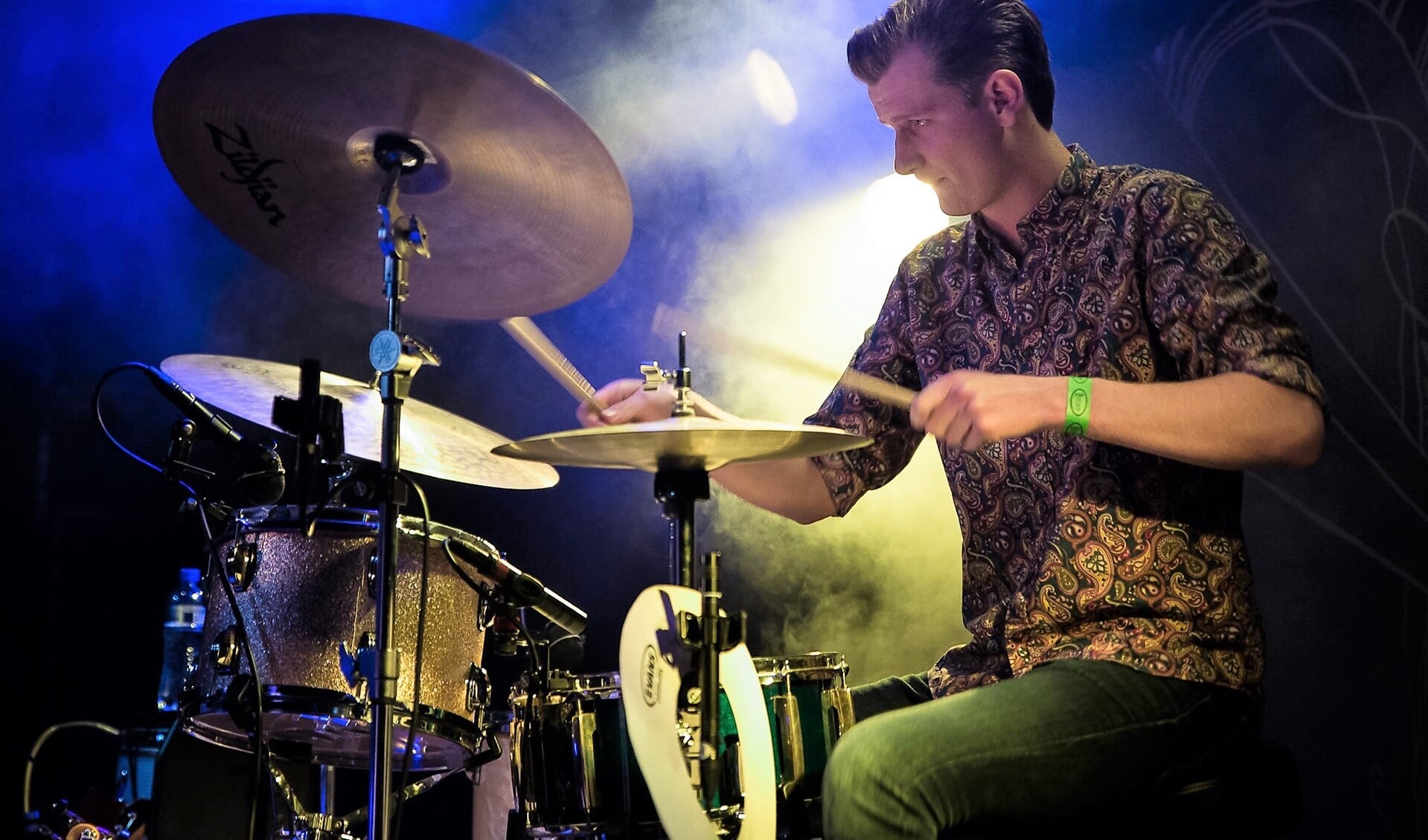 Al drie jaar geeft de gepassioneerde drummer Koen van Dijk drumles aan met name kinderen, maar ook volwassenen (foto: Oscar Schenk).