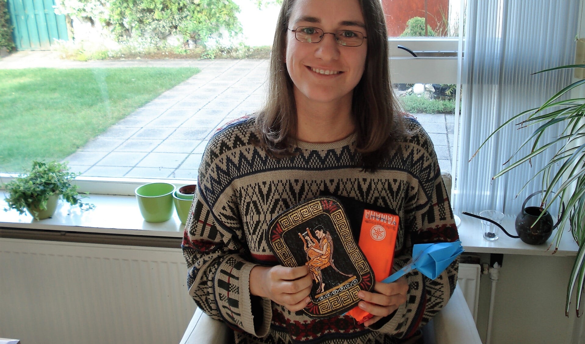 Fran met enkele 'souvenirs'die zij overhield aan haar werkzaamheden in vluchtelingenkampen (foto: Naomi Defoer).