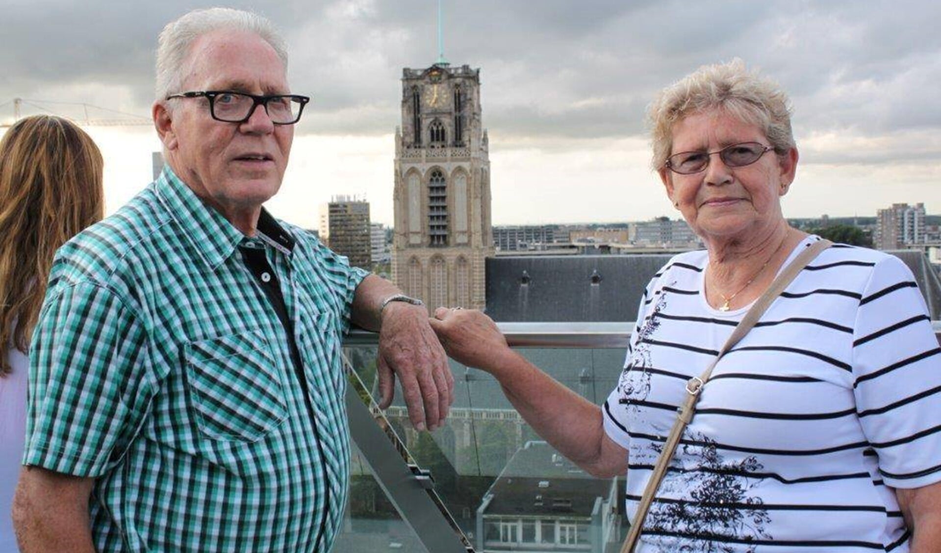 Bert en Ina poseren op het dak van de Markthal in Rotterdam. Ina heeft haar trouwring om, maar Bert al 55 niet meer.